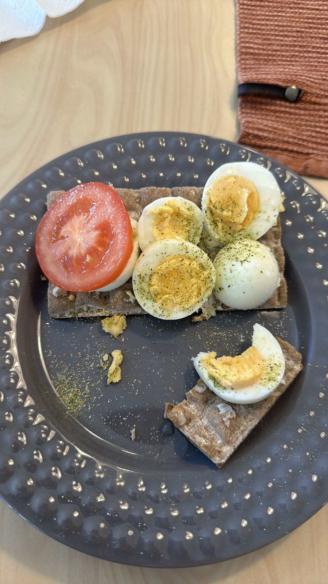 Äggknäcke med tomat