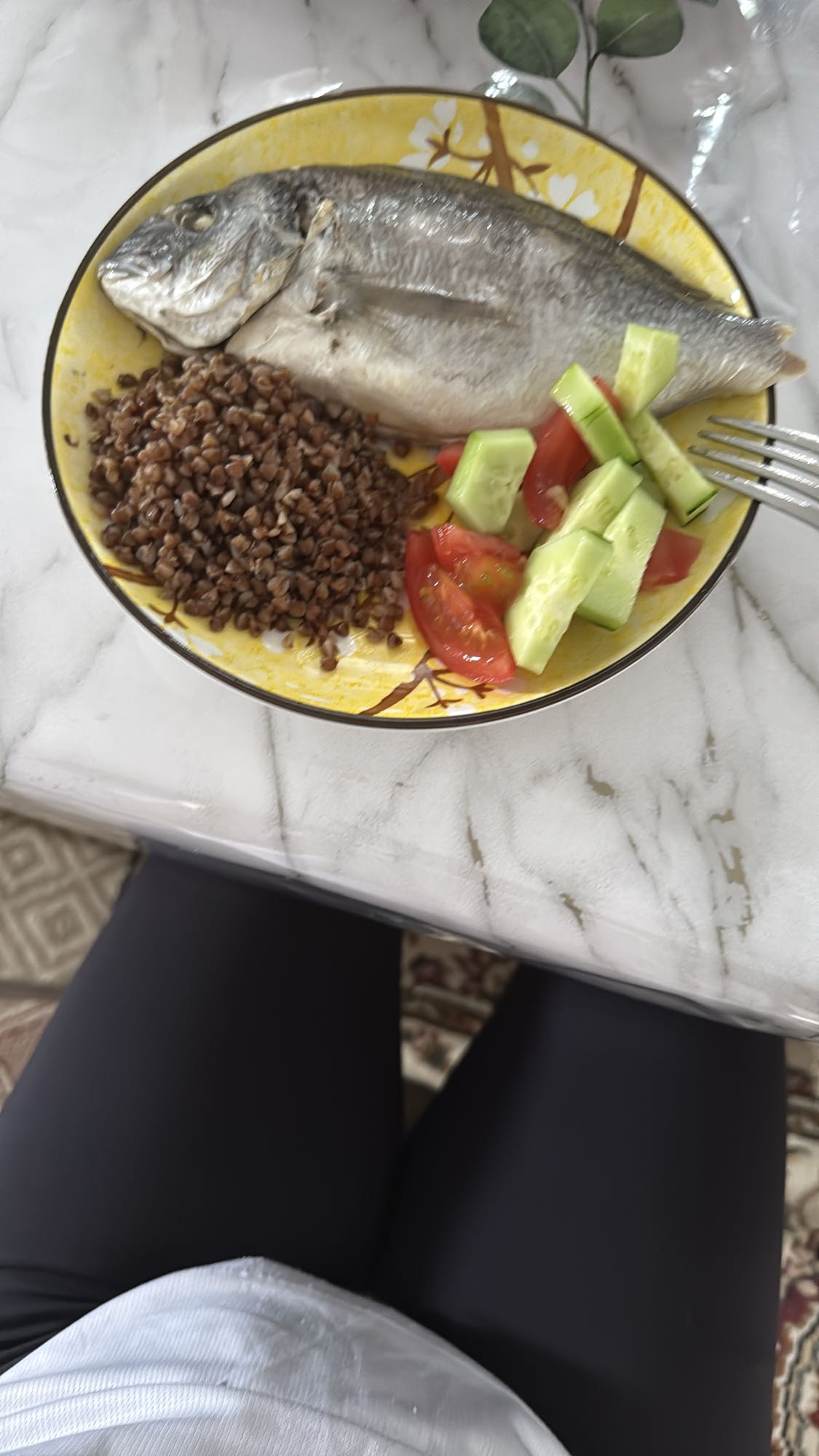 Рыба с гречкой и салатом