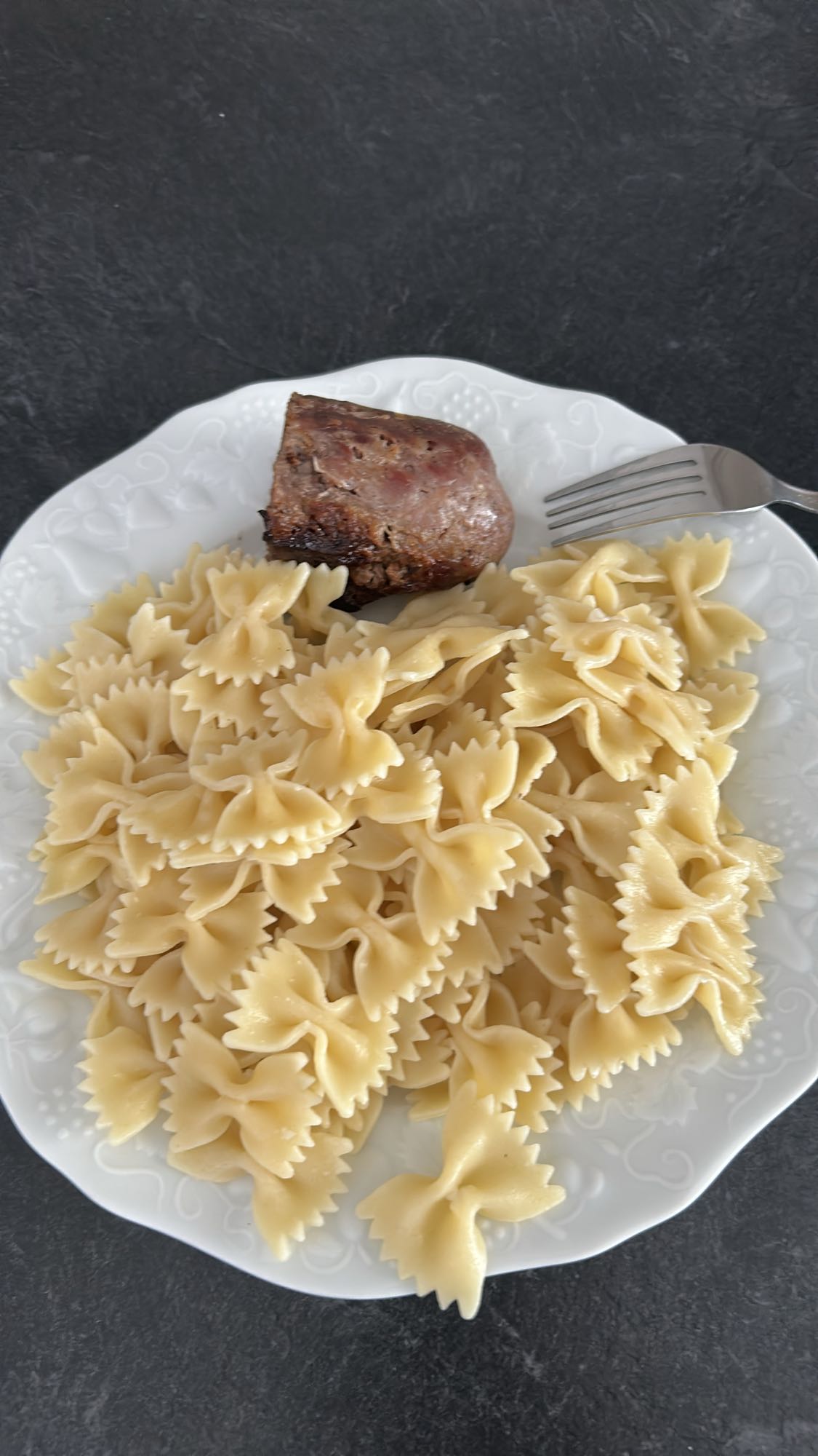 Pâtes, steak et grosse saucisse