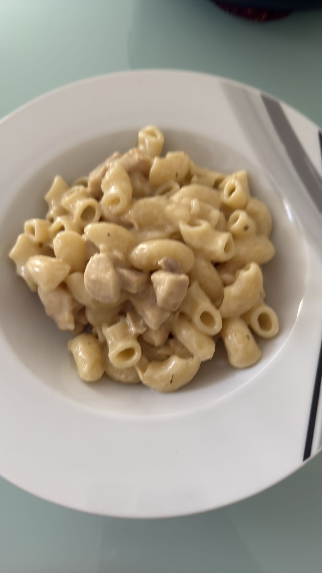 Pasta con pollo cremoso