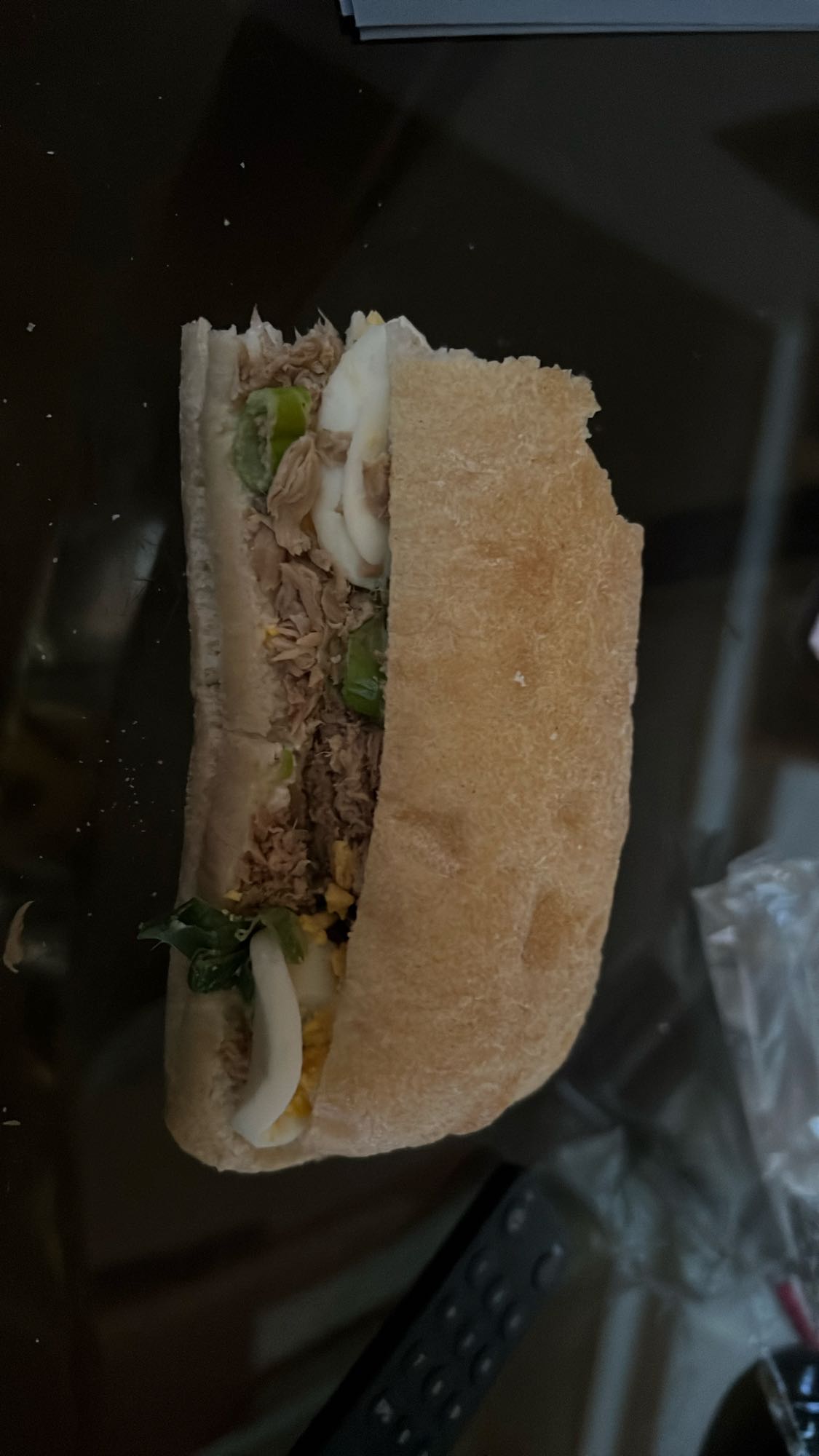 Sándwich de atún y huevo
