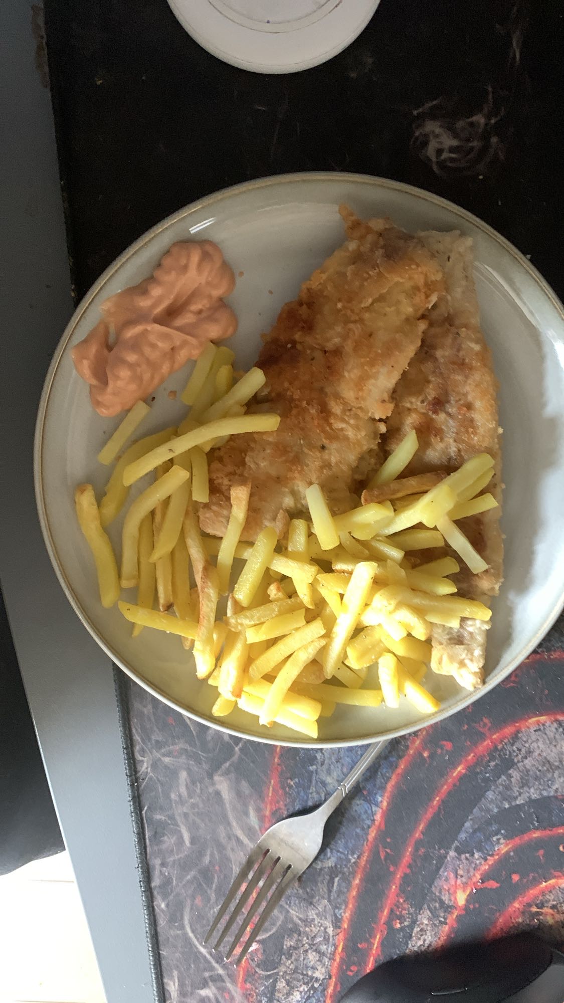 Ryba z frytkami i sosem