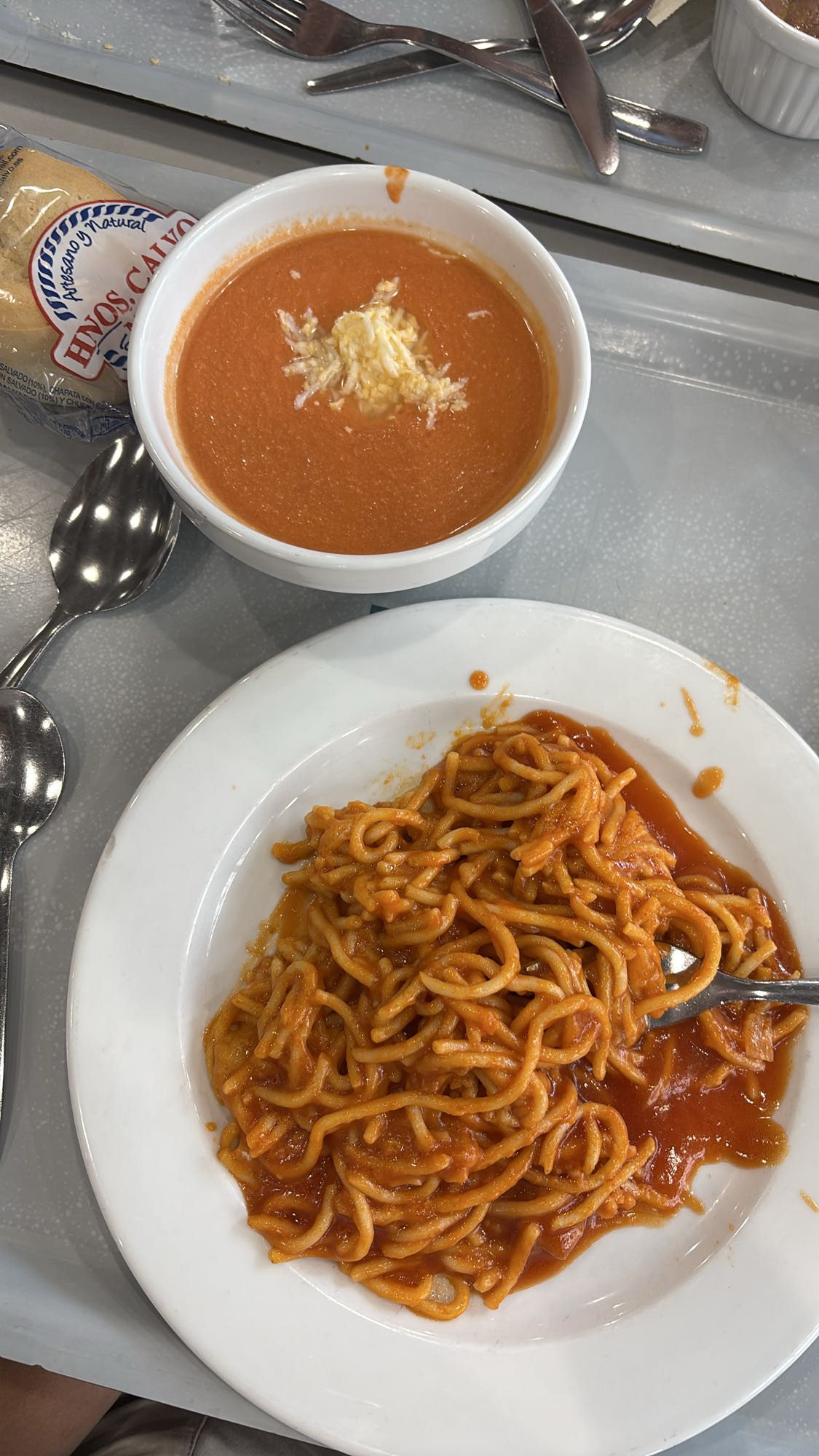 Salmorejo y espagueti rojo