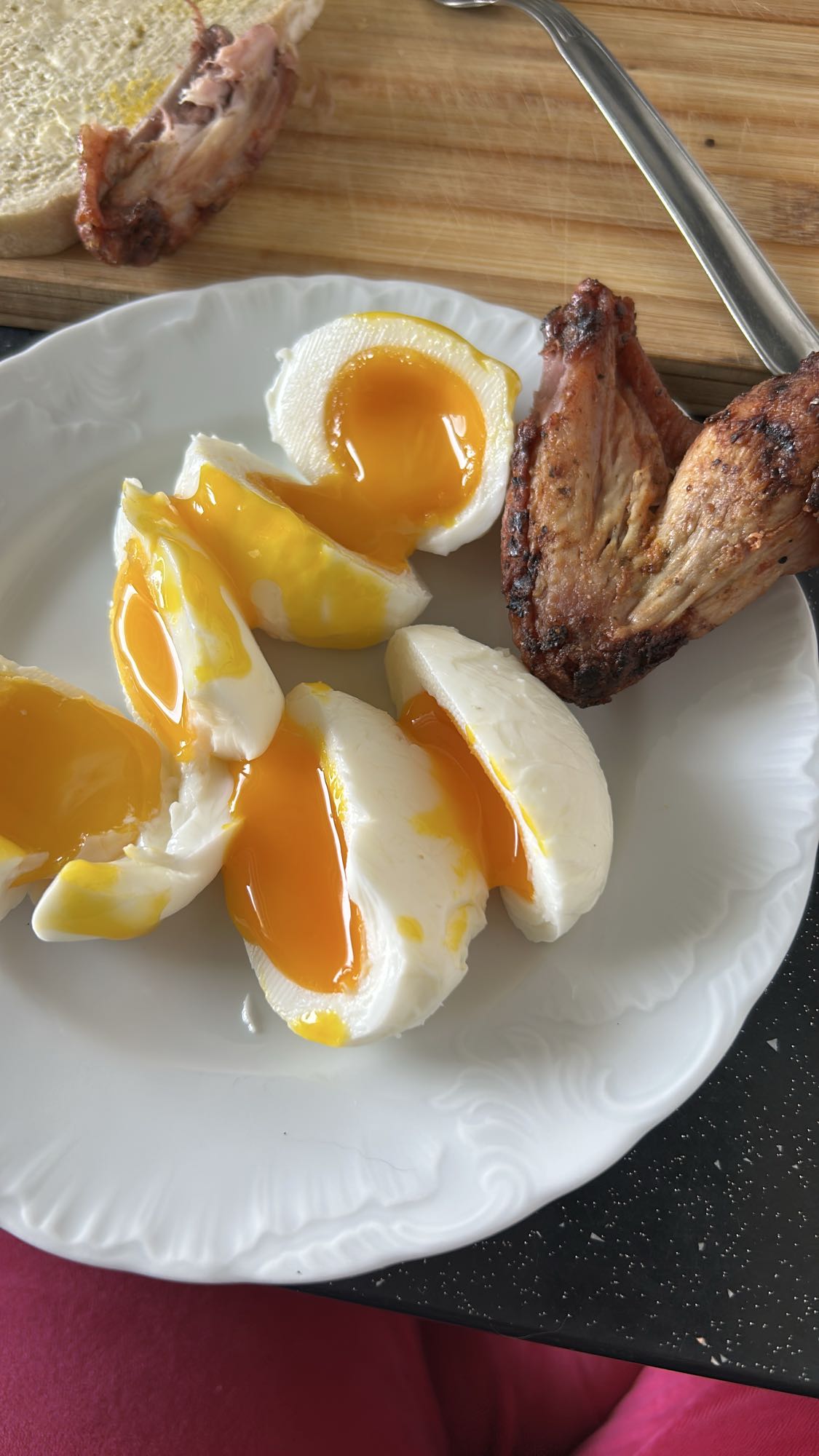 Jajka z kurczakiem i chlebem