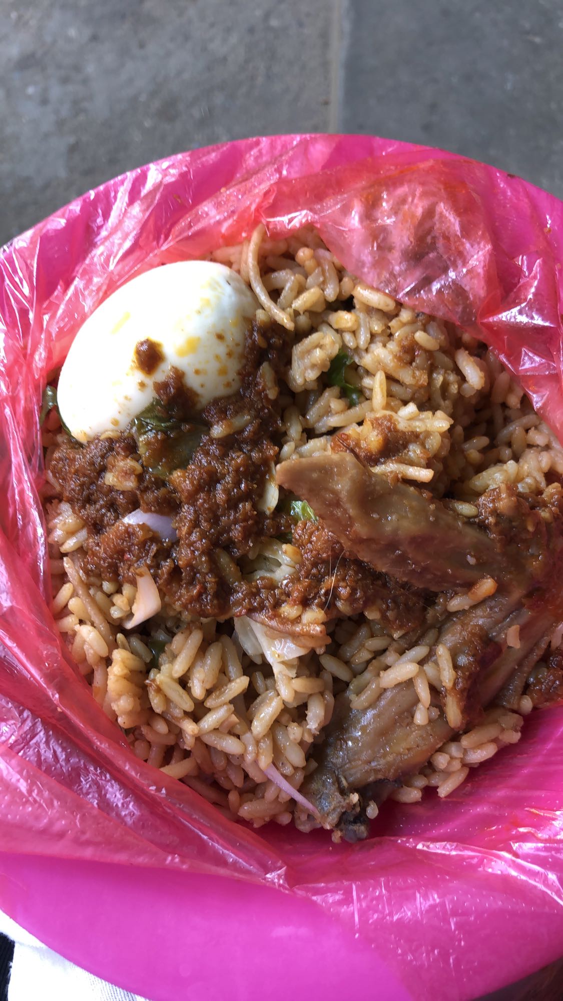 Riz épicé avec œuf