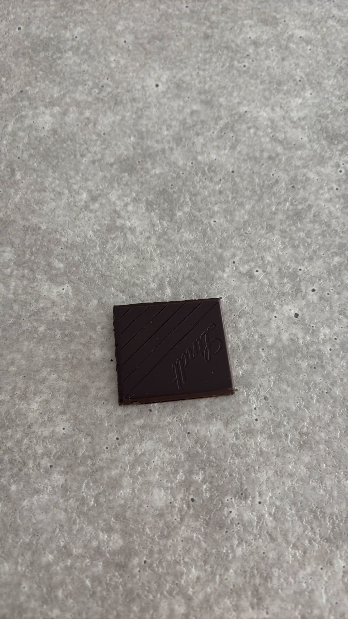 Carré de chocolat noir
