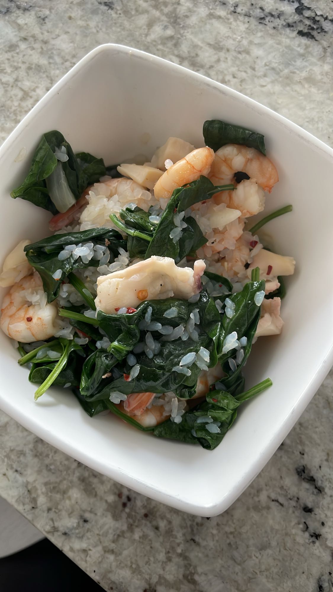 Ryż konjac z krewetkami i szpinakiem