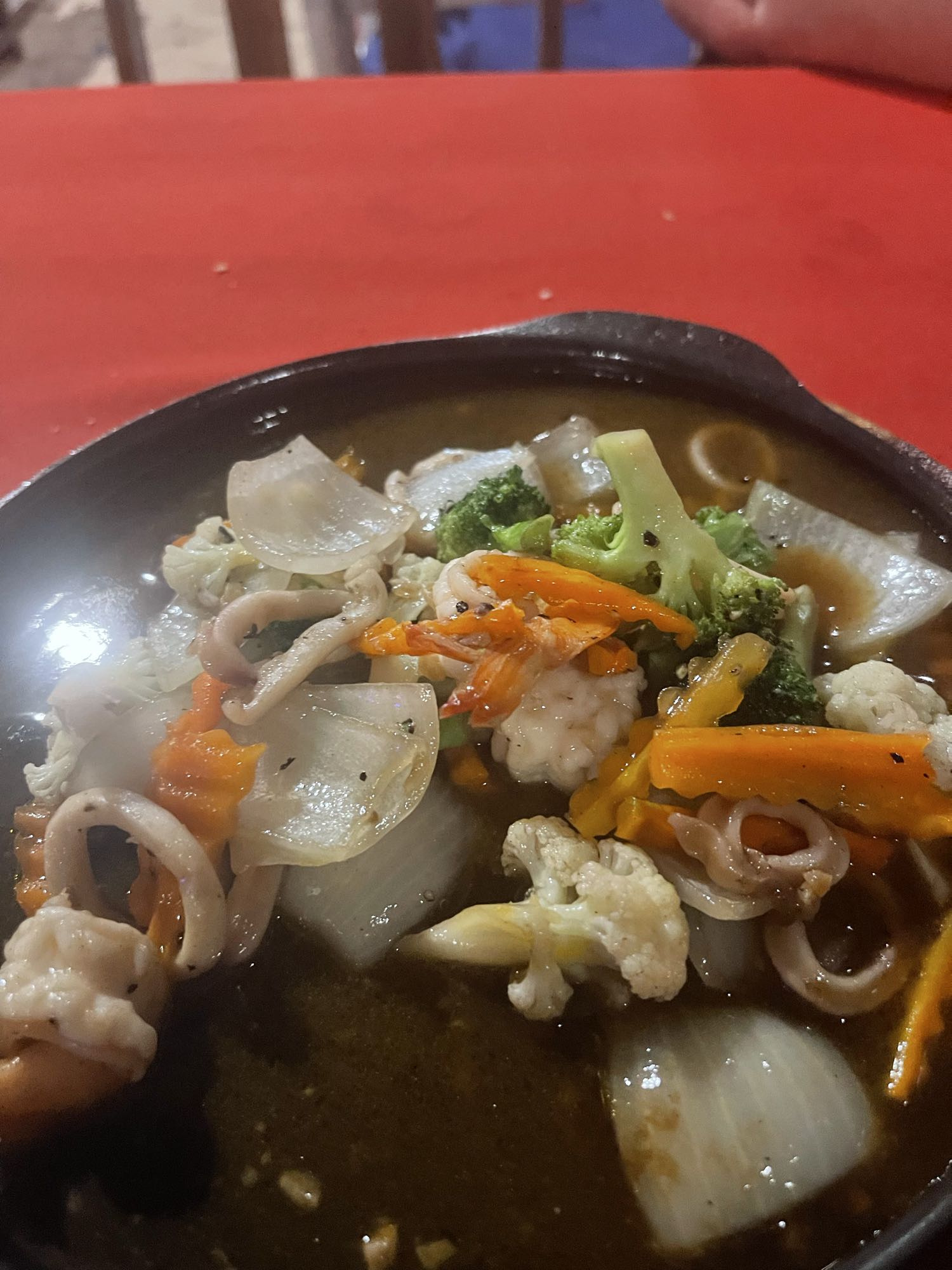 Wokade grönsaker med bläckfisk