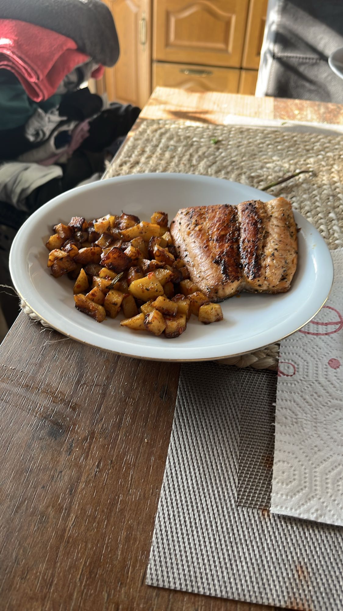 Grilled salmon y papas