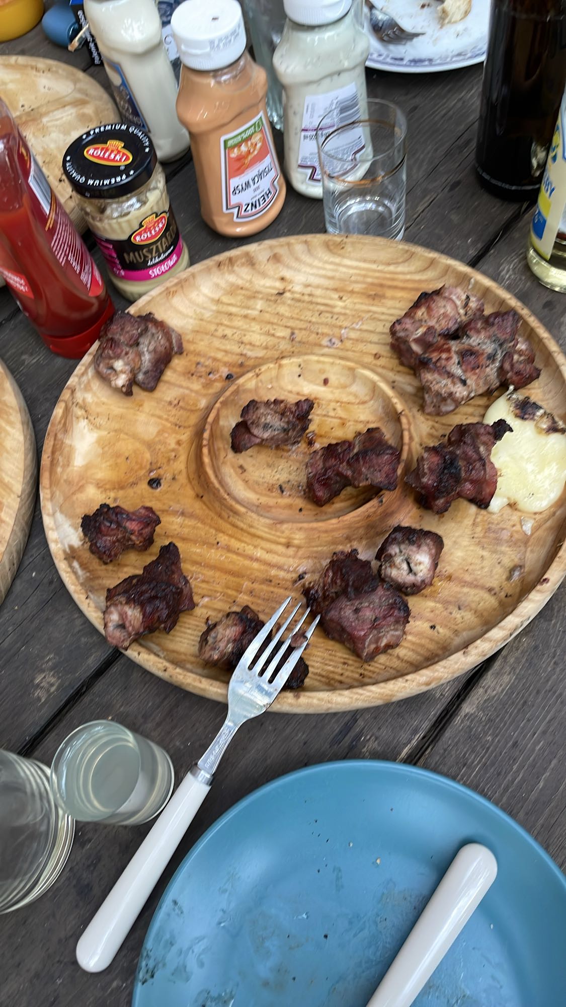 Grillowane mięso z sosami