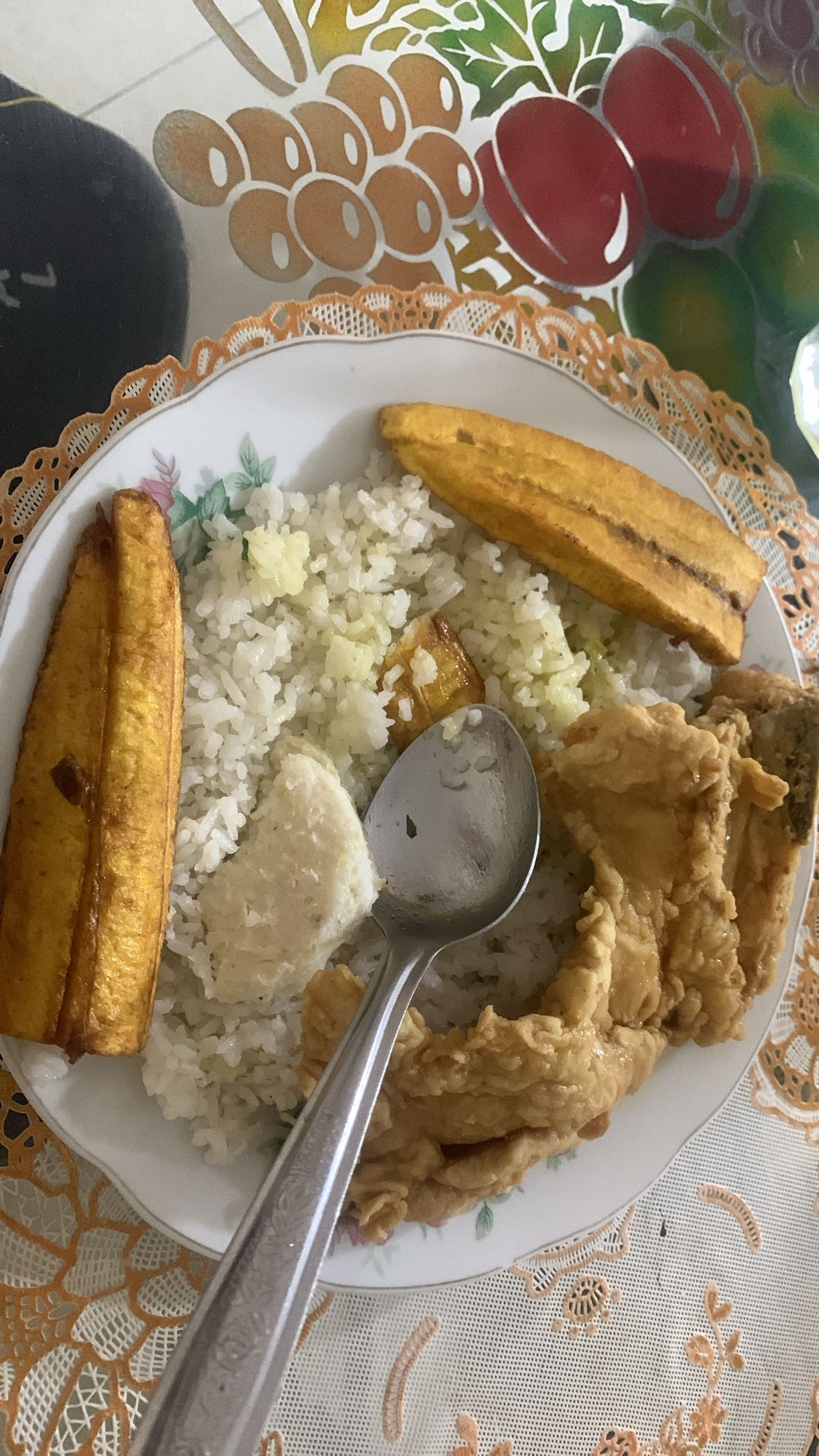 Pollo con arroz y plátano