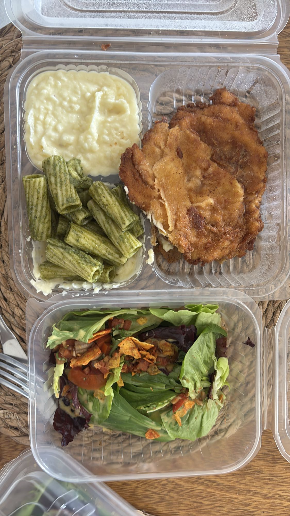 Pollo empanizado con pasta