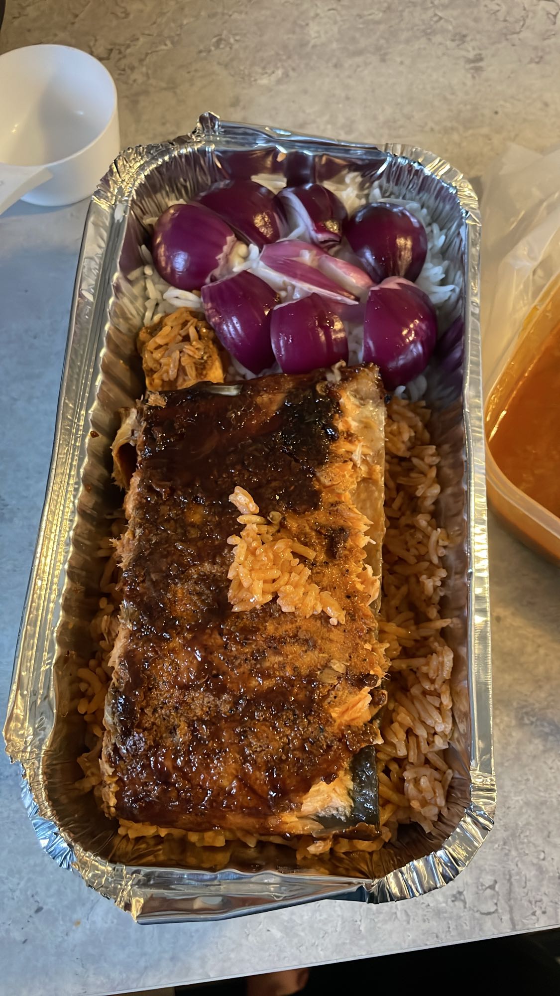 Lax med ris och lök