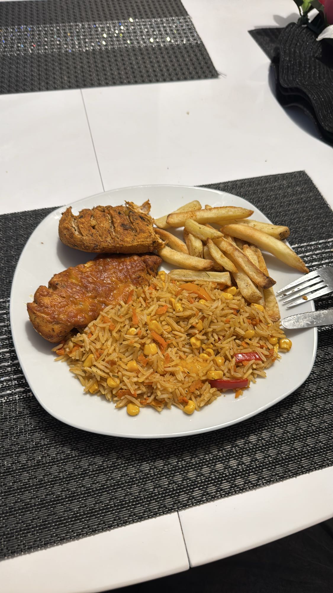 Arroz con pollo y papas