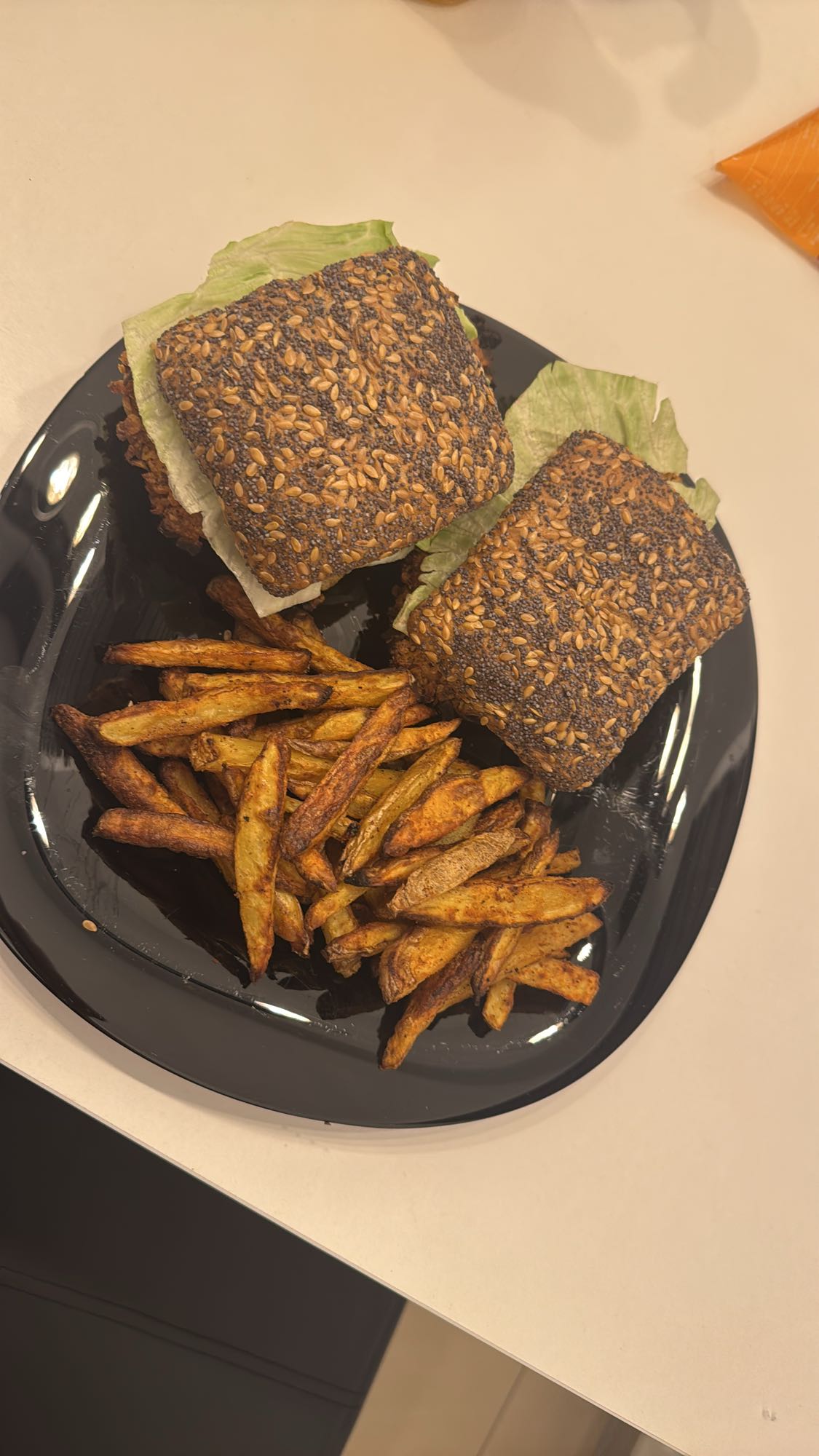 Hähnchenbrust im Ofen ohne Panade mit Kopfsalat und 2 Protein-Saatenbrötchen
