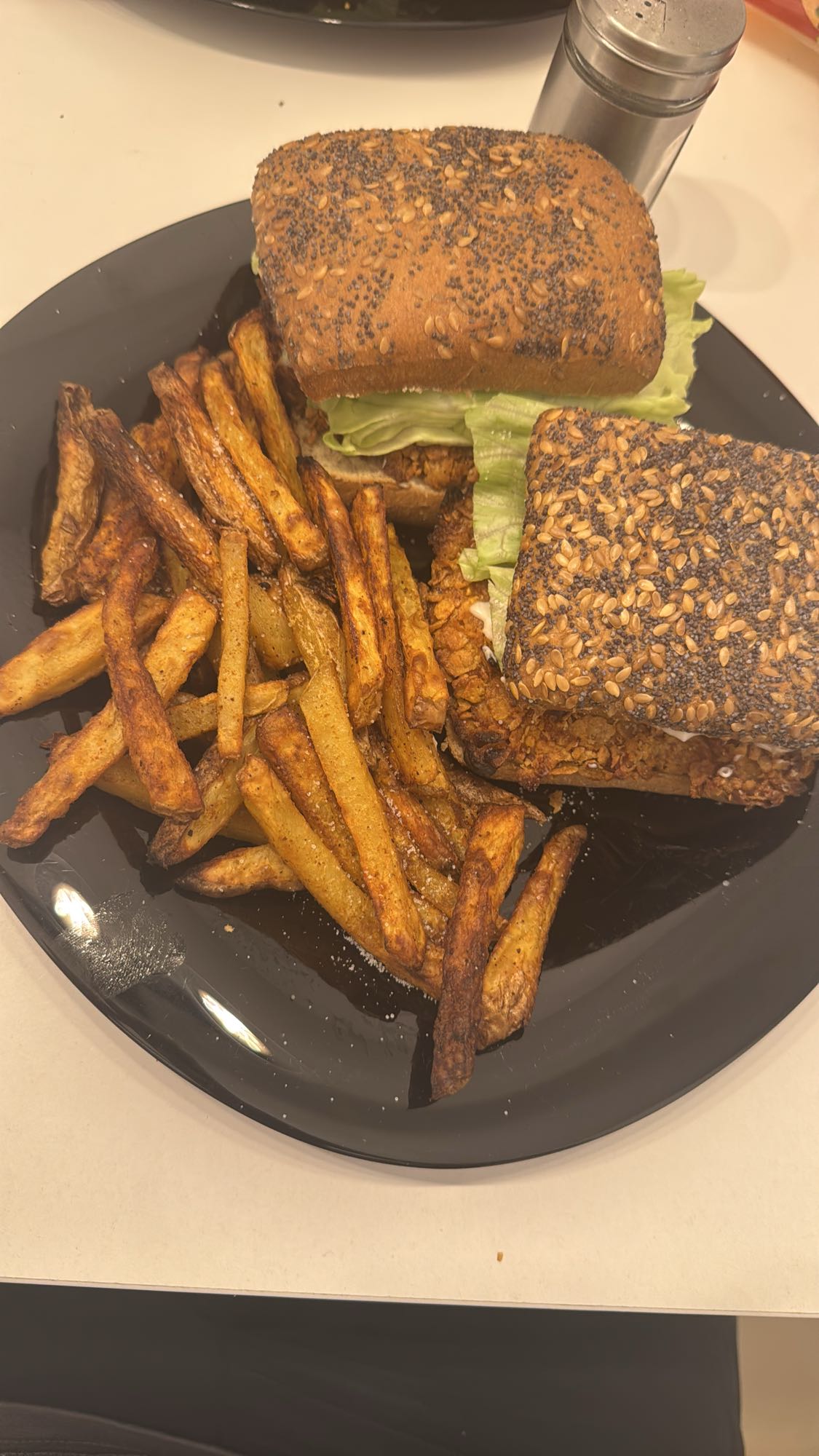 Protein Saatenbrötchen (2 Stück) mit Hähnchenbrust und Ofenkartoffeln