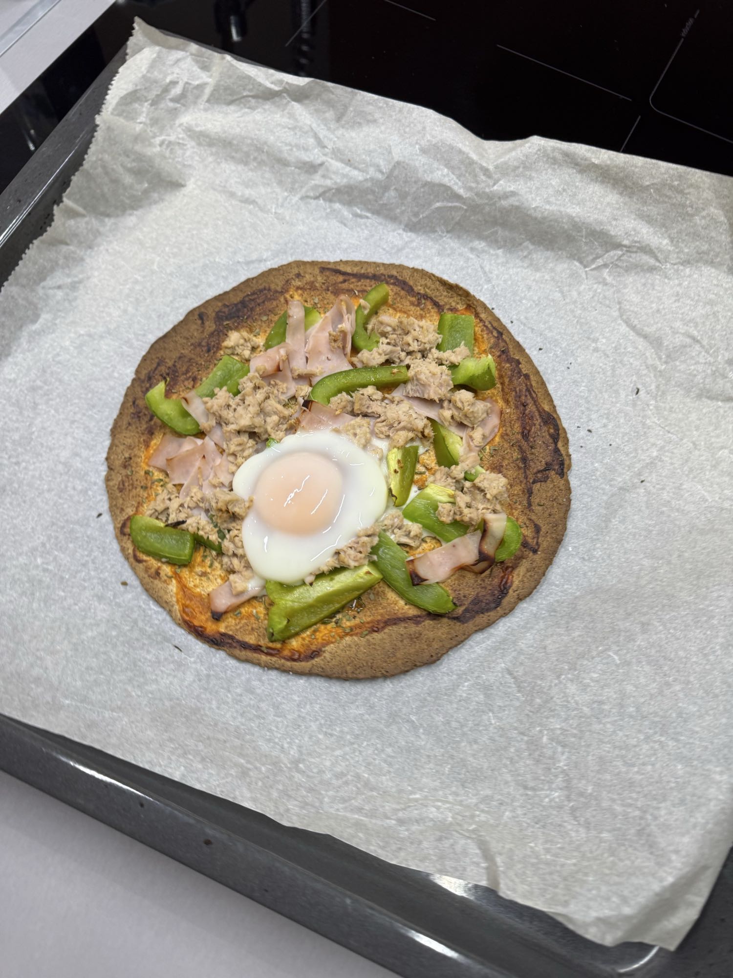 Pizza saludable con huevo y pavo