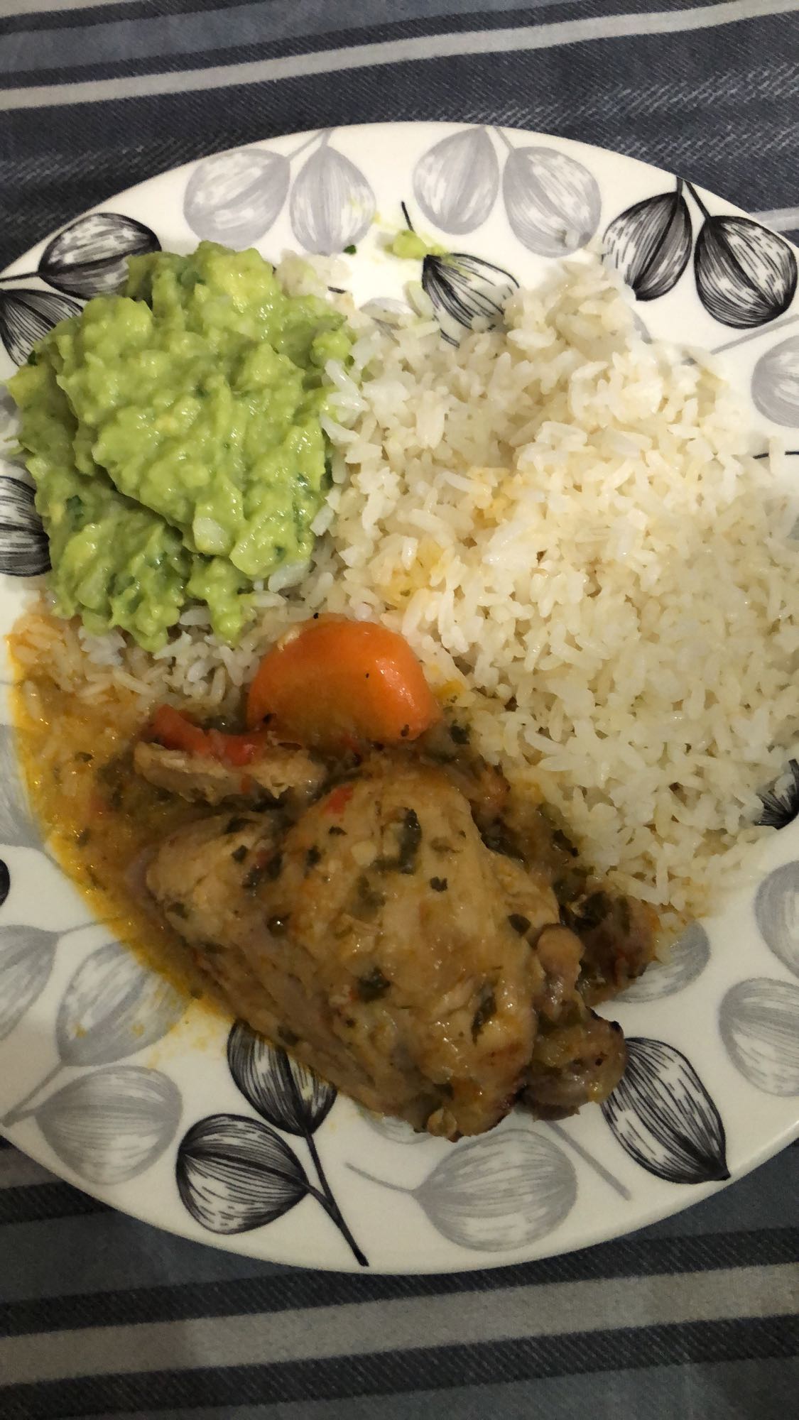 Pollo con arroz y guacamole