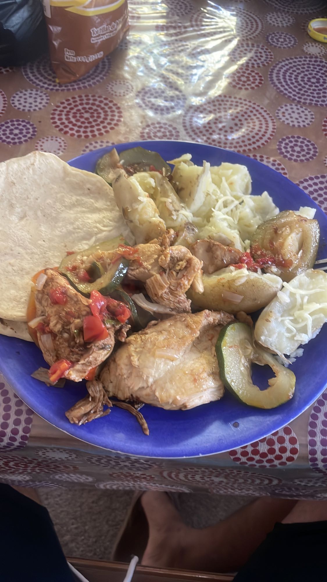 Pollo con verduras y yuca