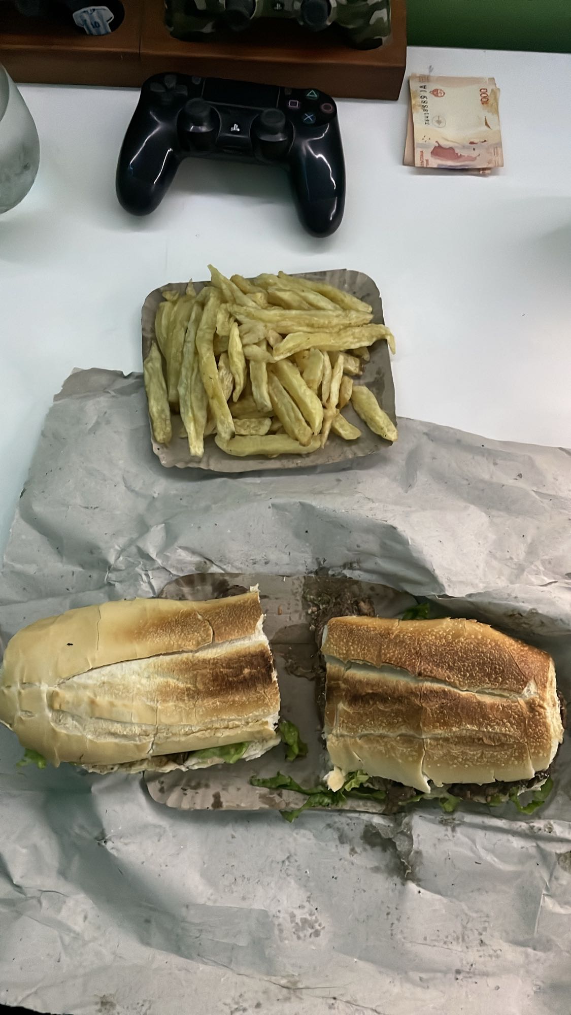 Sándwich con papas fritas sin queso