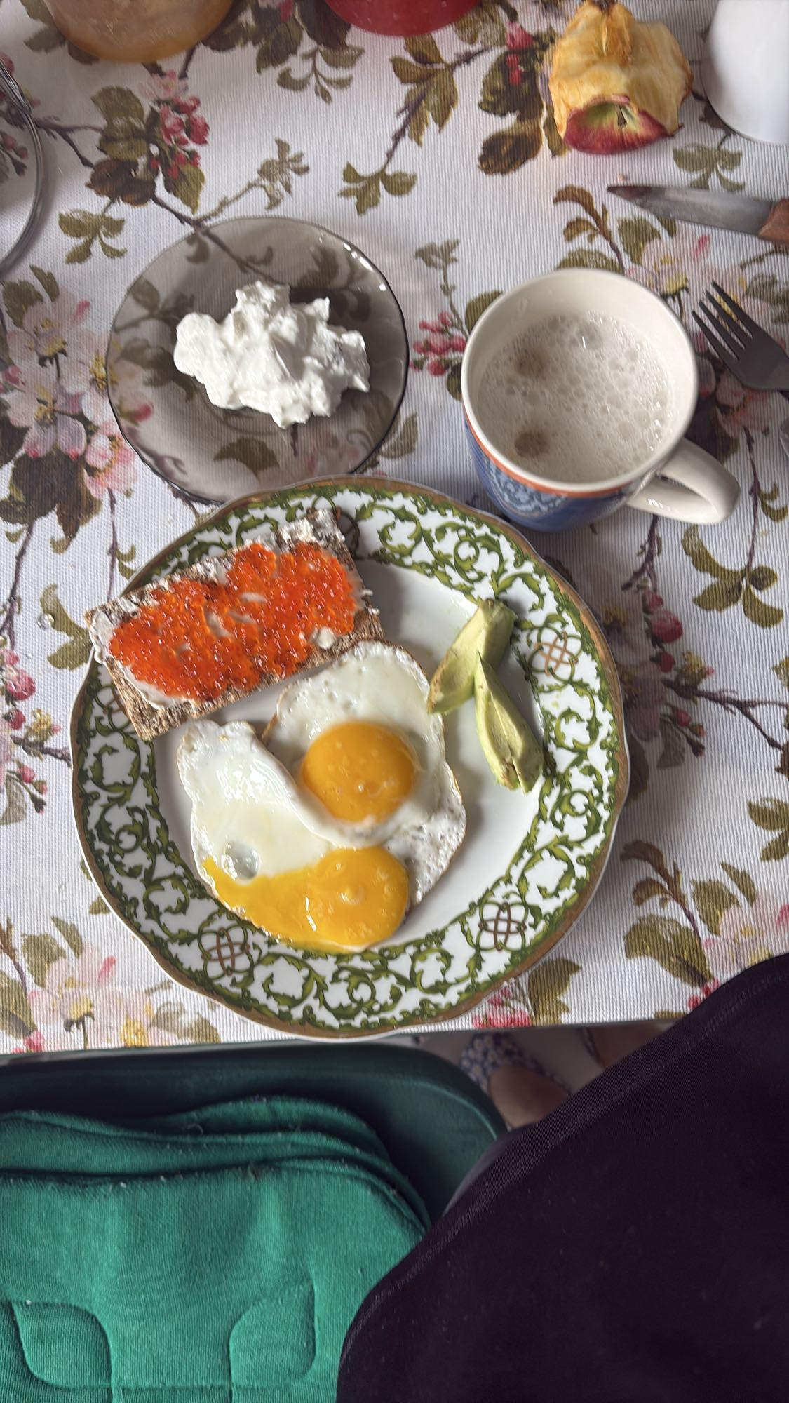 Яйца с тостом, авокадо, тыквой, тушеной капустой, греческим йогуртом с злаками и льном и куриной котлетой