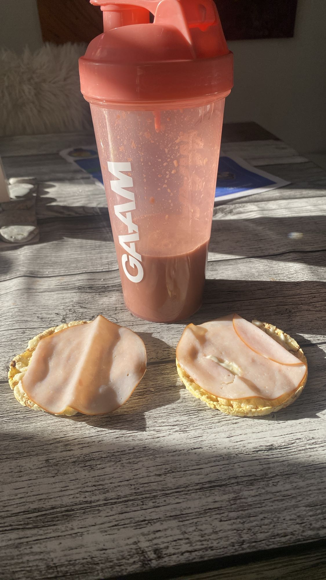 Quinoakakor med kalkonskinka och chokladproteindryck