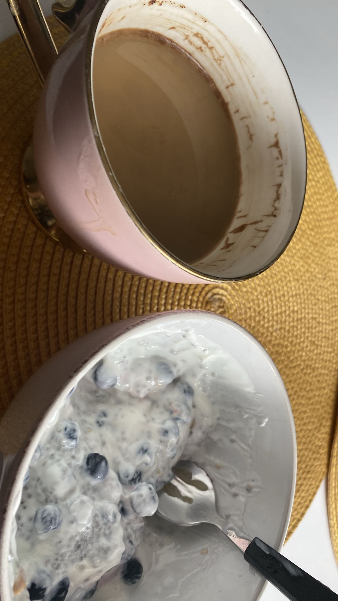 Jogurt z owocami i kawa