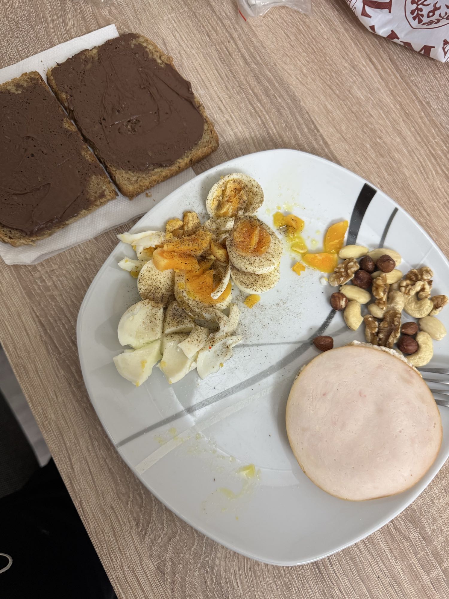 Eier und Brot mit Schokocreme