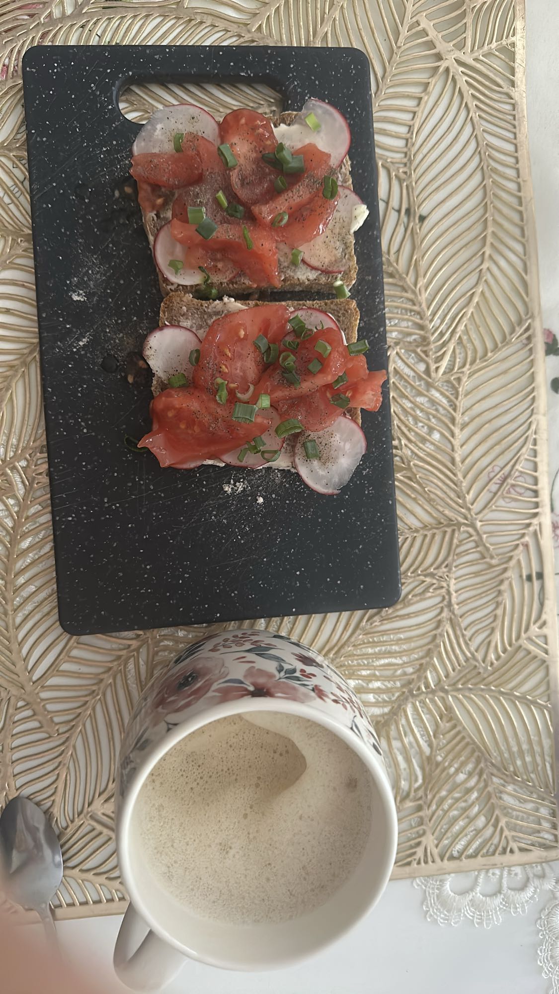 Kanapki z warzywami i kawa