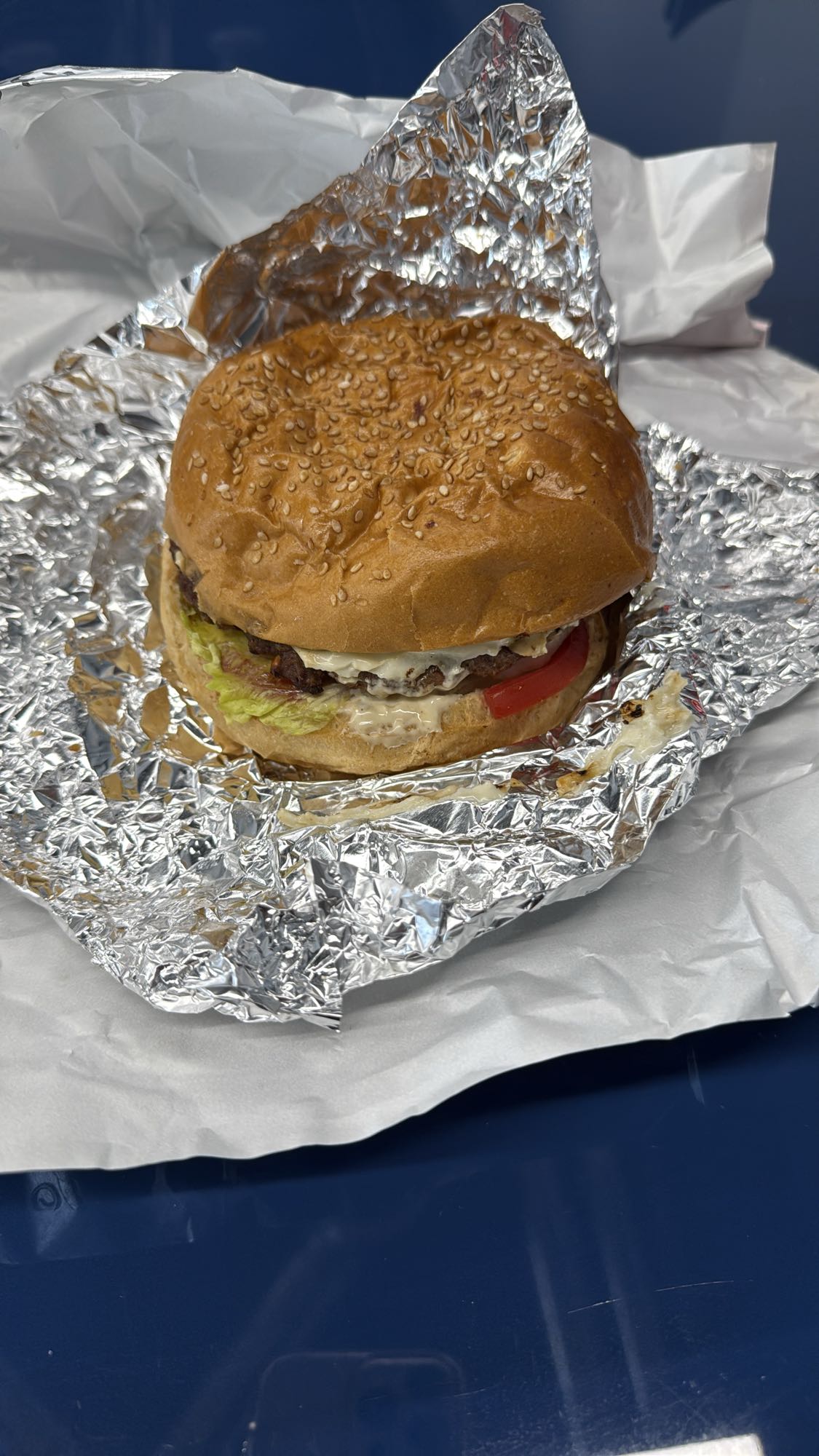 Cheeseburger with veggies