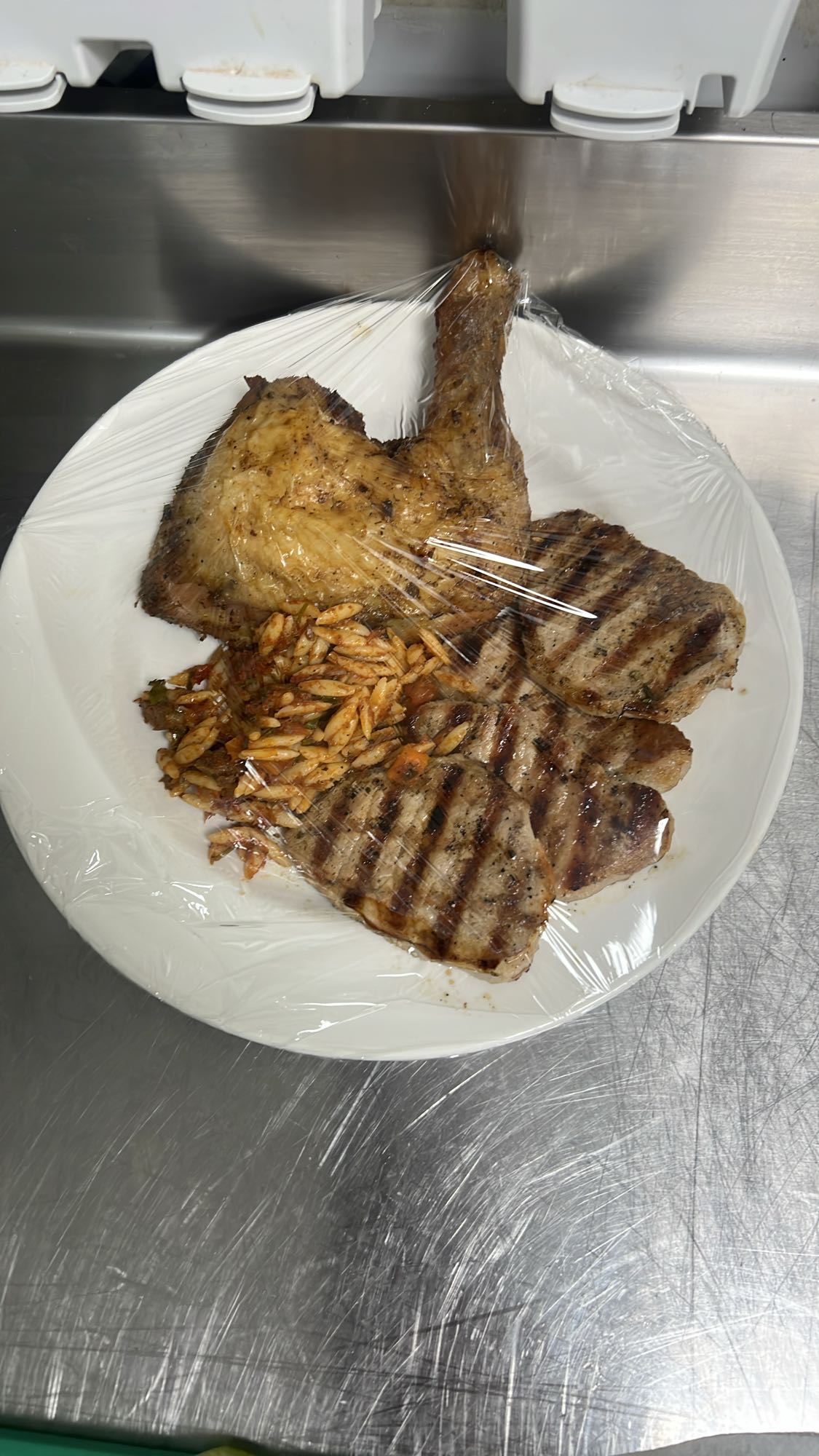 Κοτόπουλο με χοιρινό και ζυμαρικά