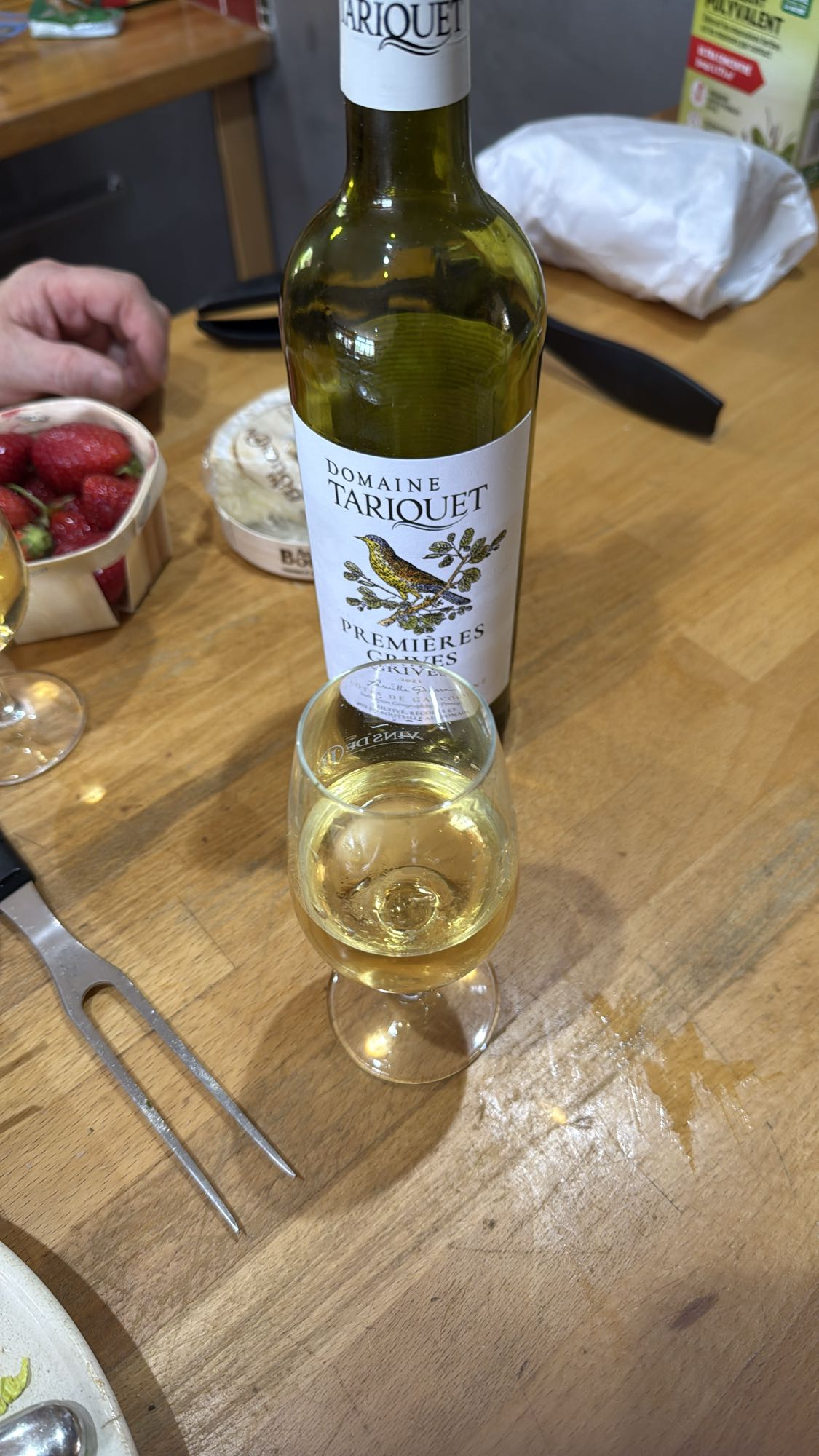 Un verre de vin blanc Tariquet