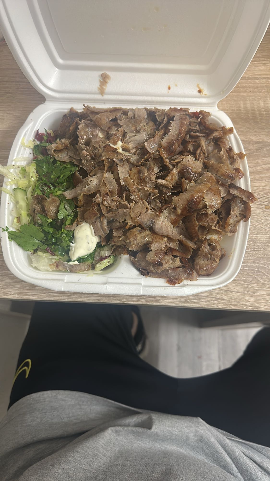 Kebab mit Reis und Salat