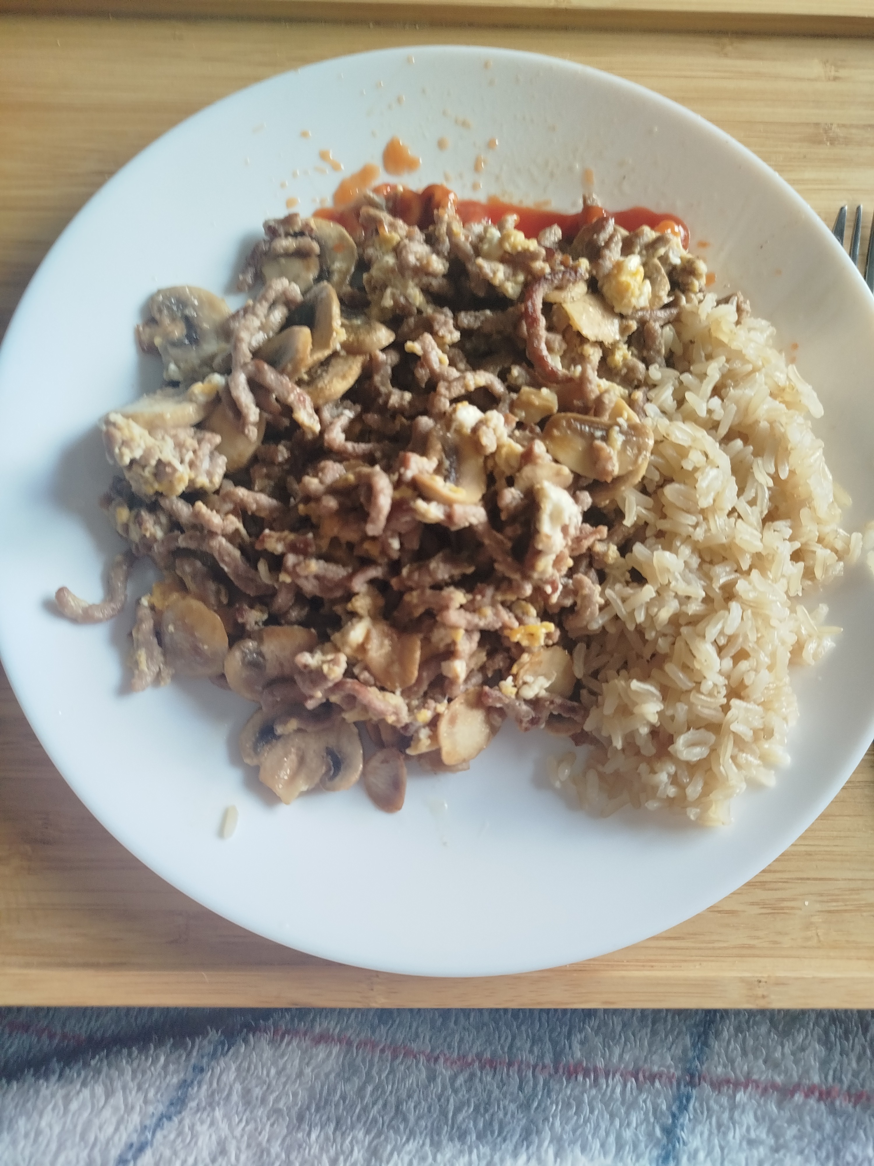 Arroz integral con carne picada, huevo y champiñones