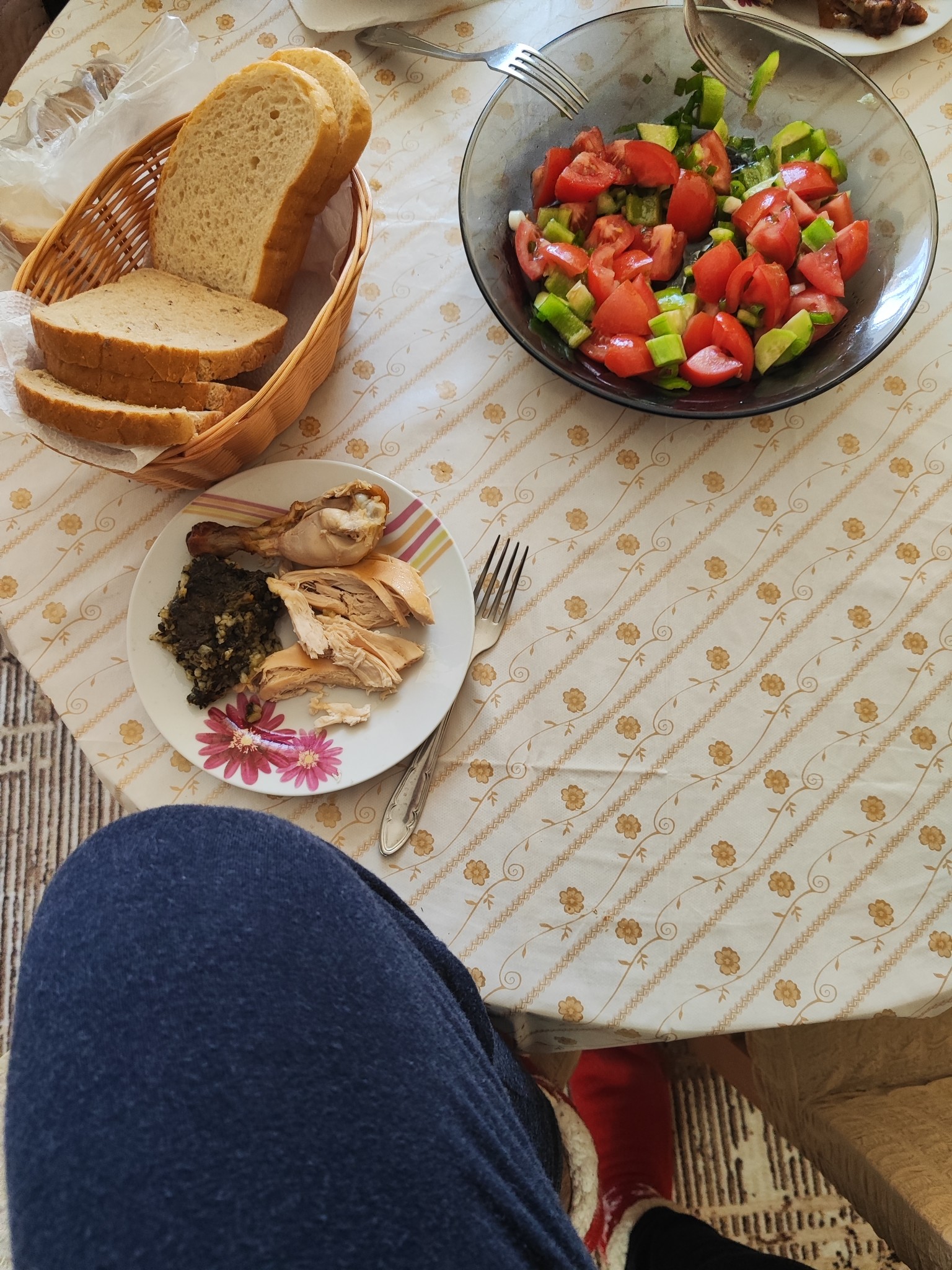 Chicken with salad and bread