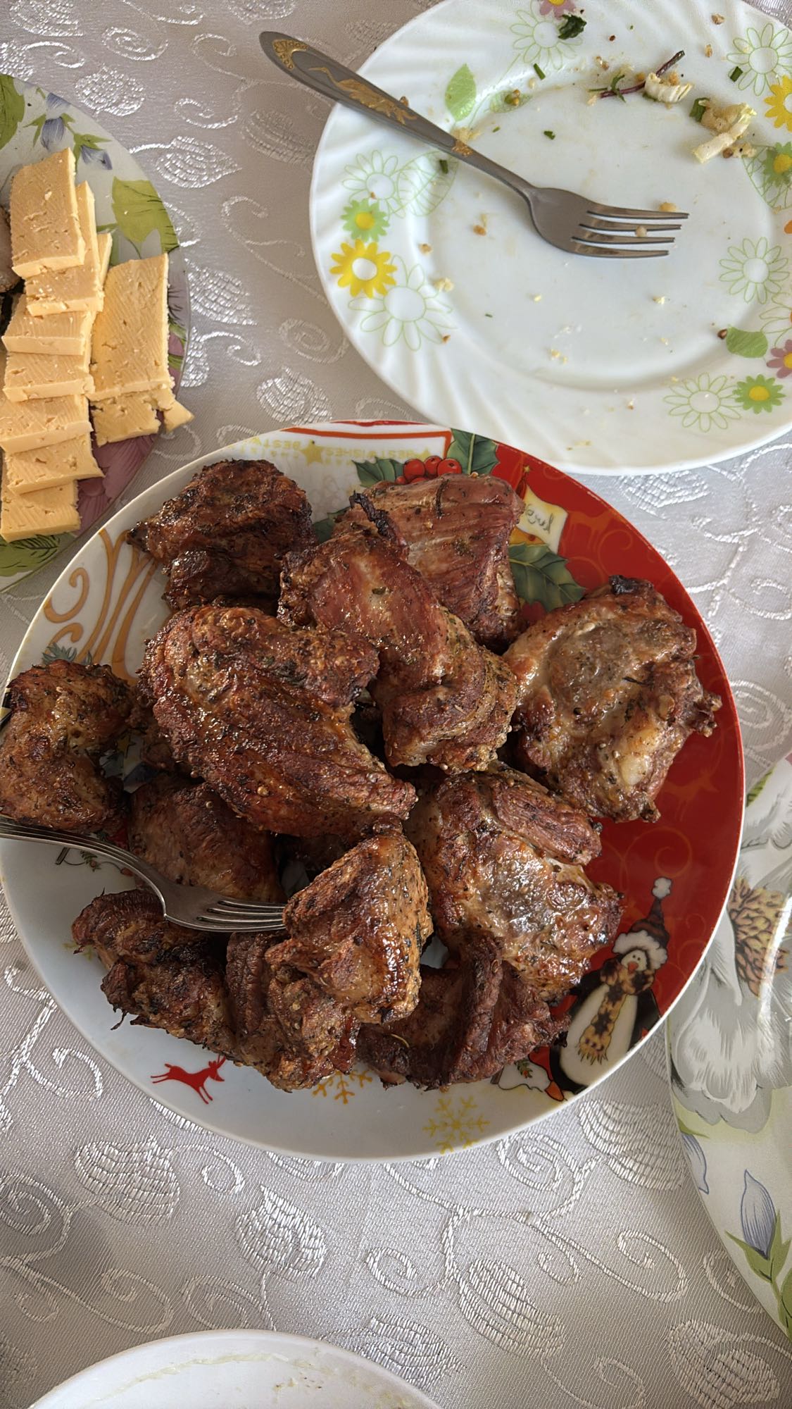 Viande grillée et fromage