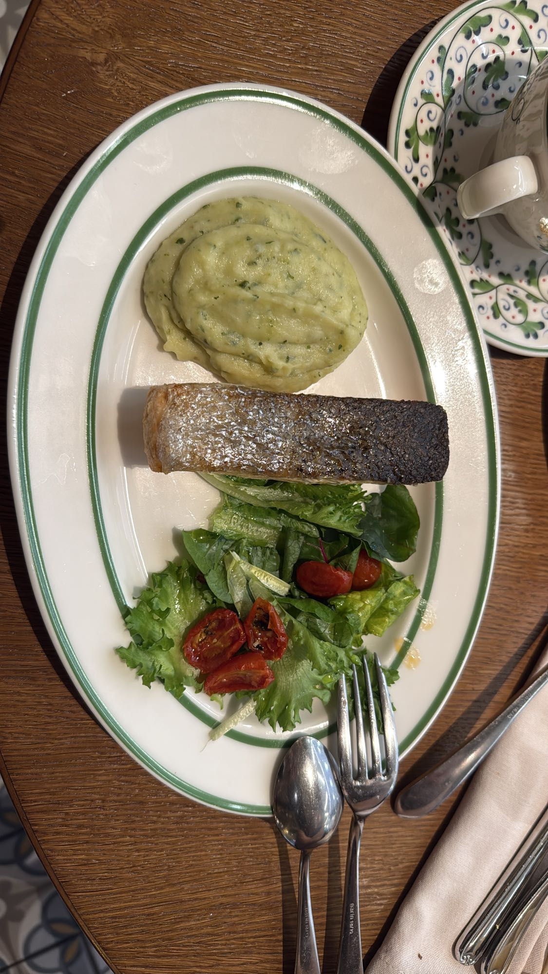 Лосось с пюре и салатом