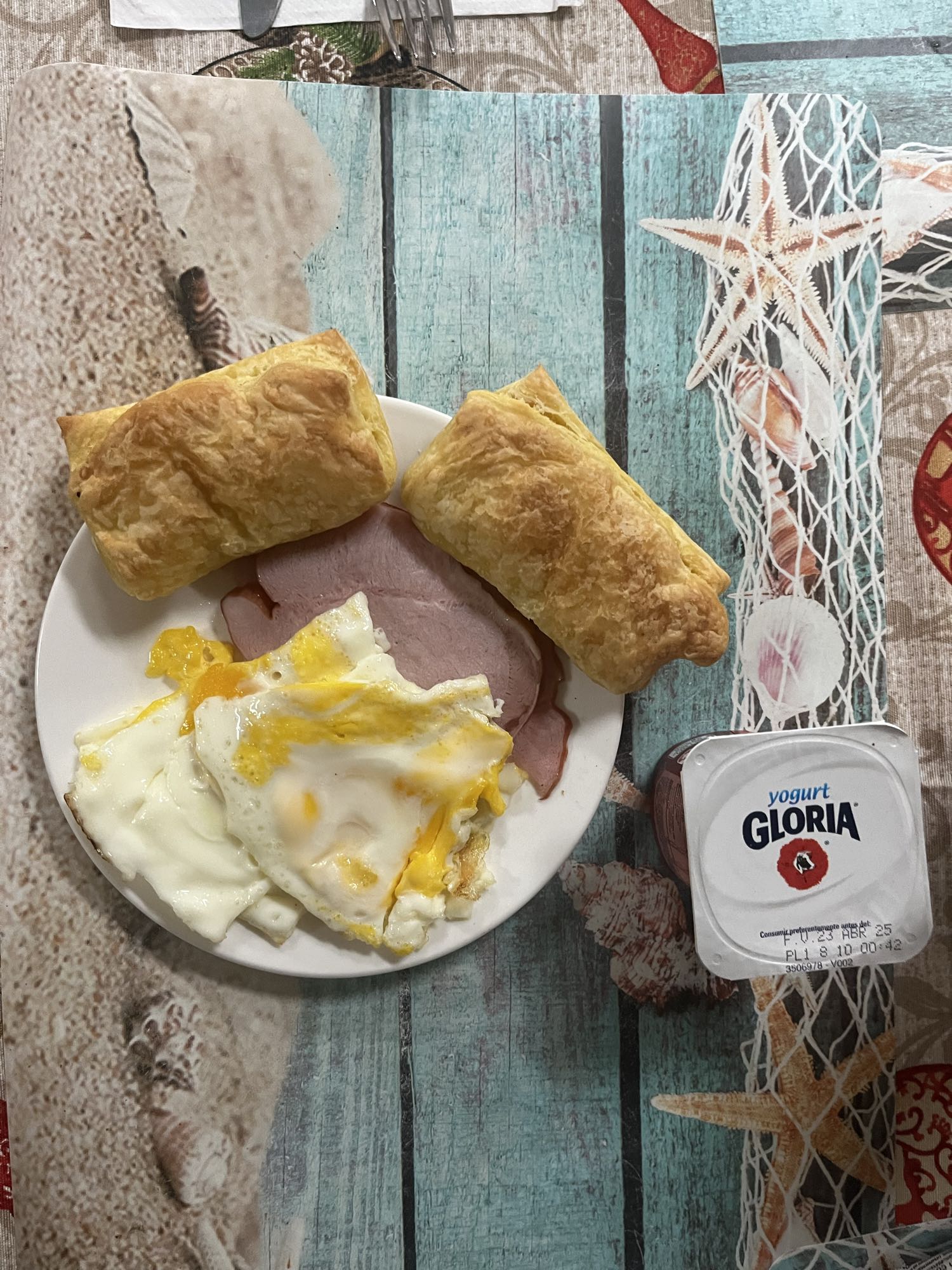 Завтрак с яйцами и йогуртом