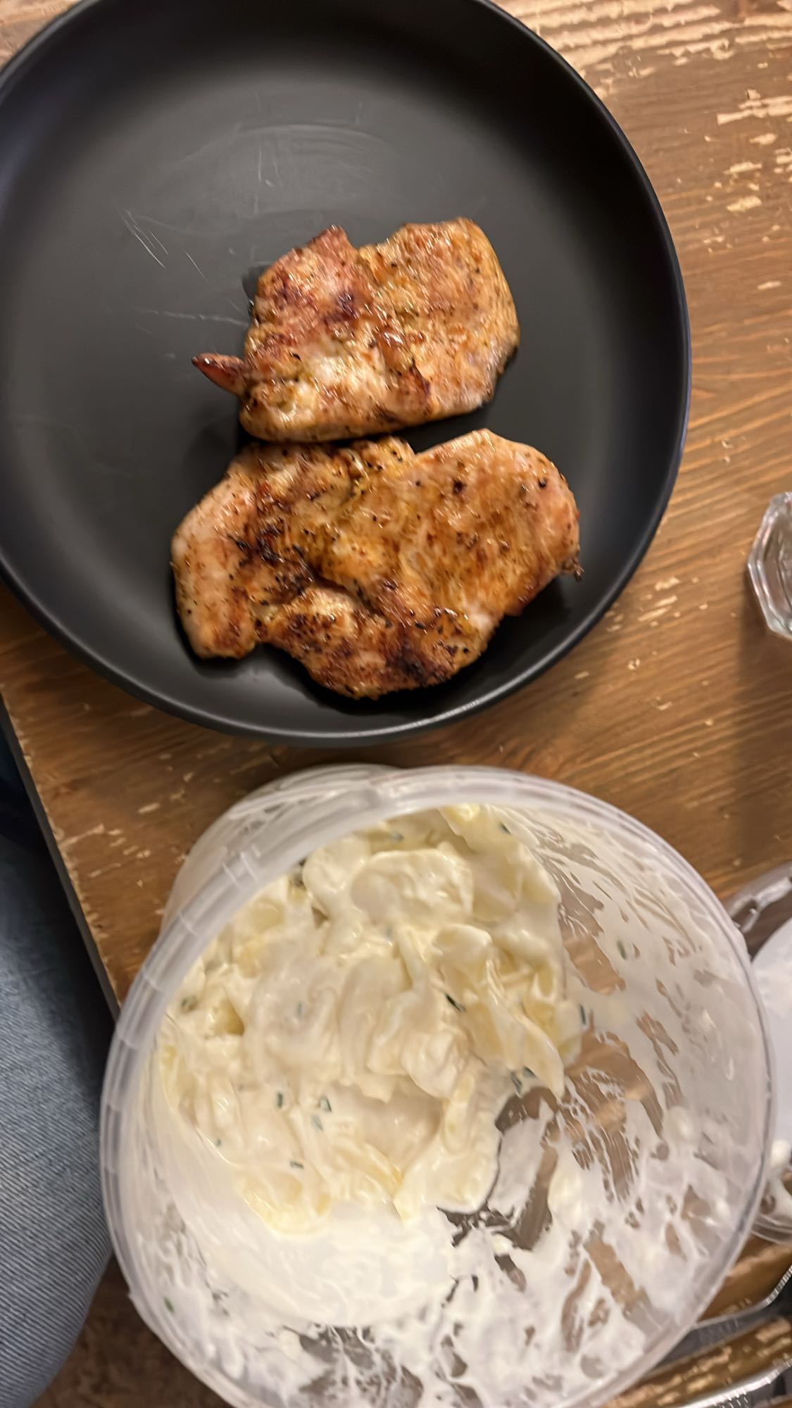 Grillhähnchen mit Salat