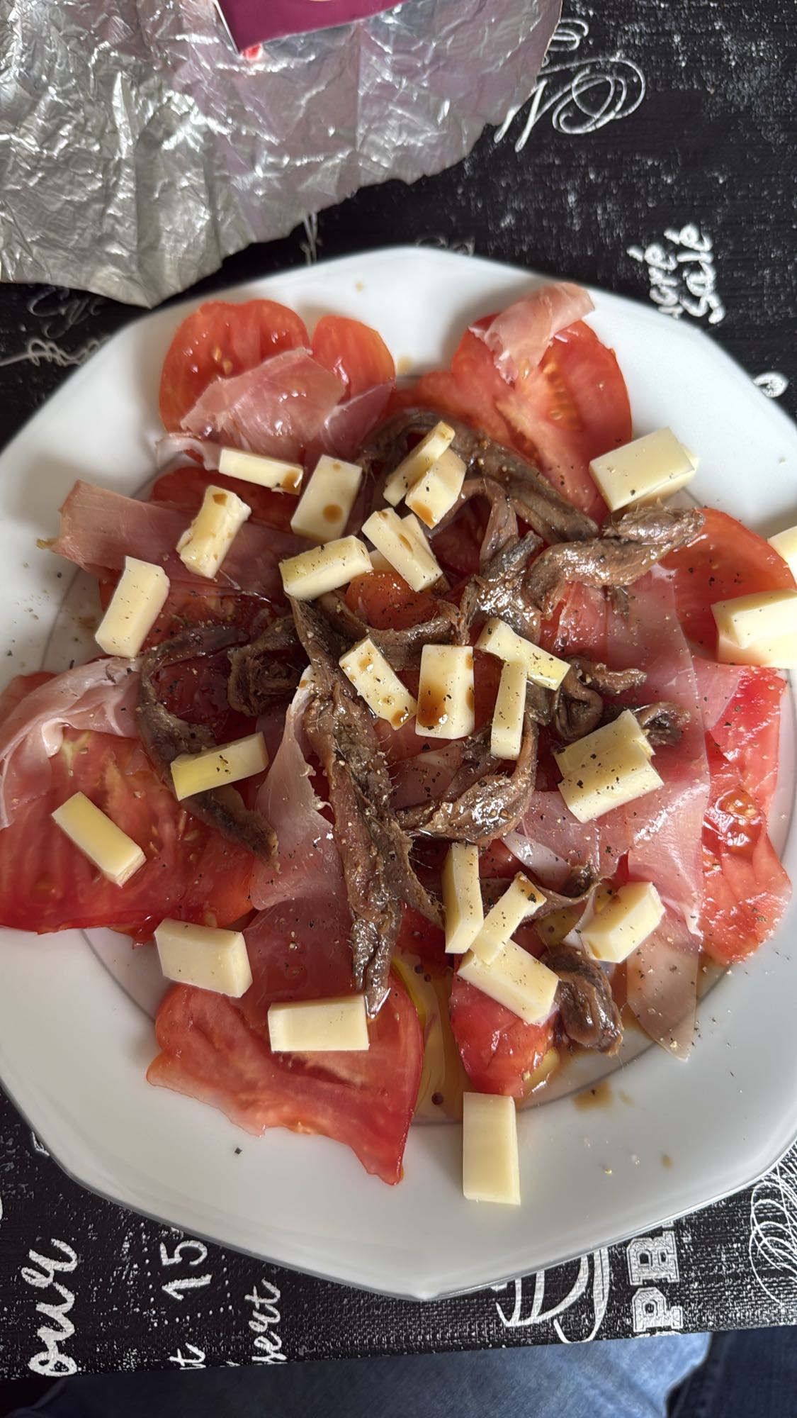 Salade tomate jambon anchois