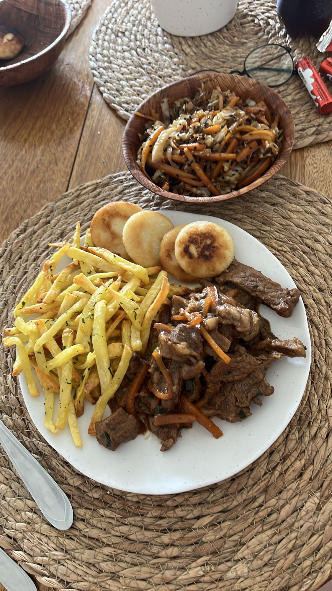 Carne con papas y arepas