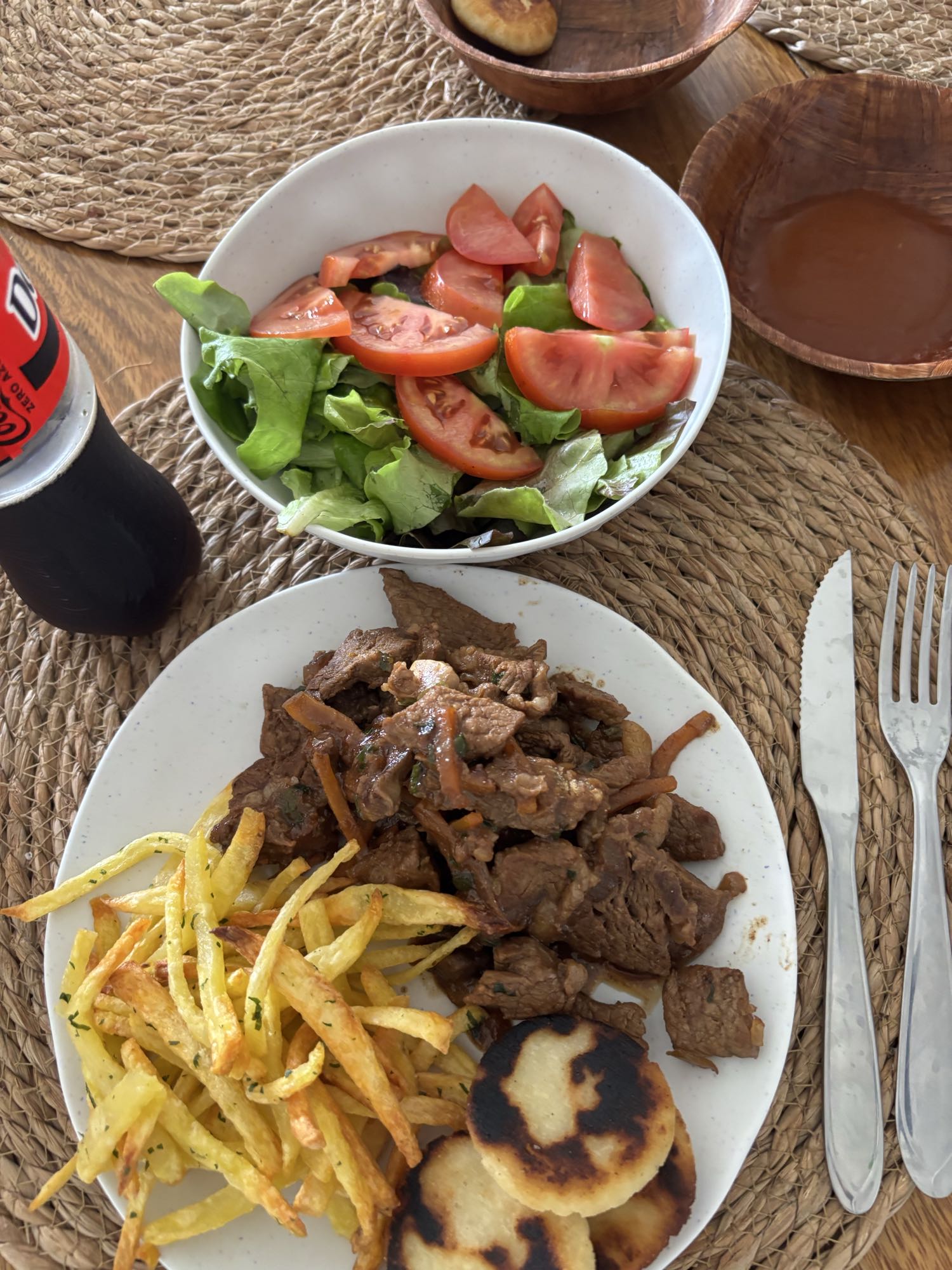 Carne con papas y ensalada