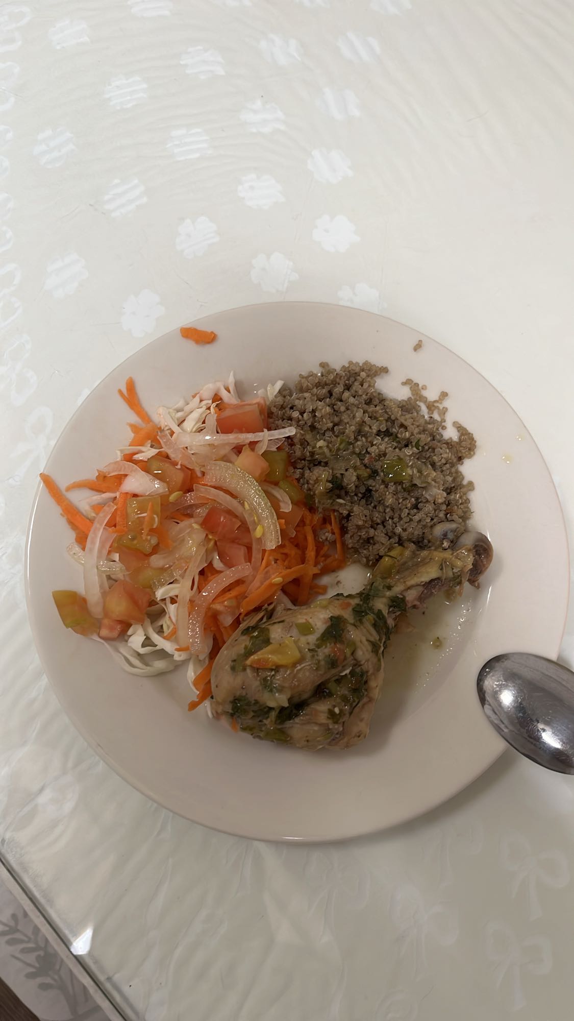 Pollo con quinoa y ensalada