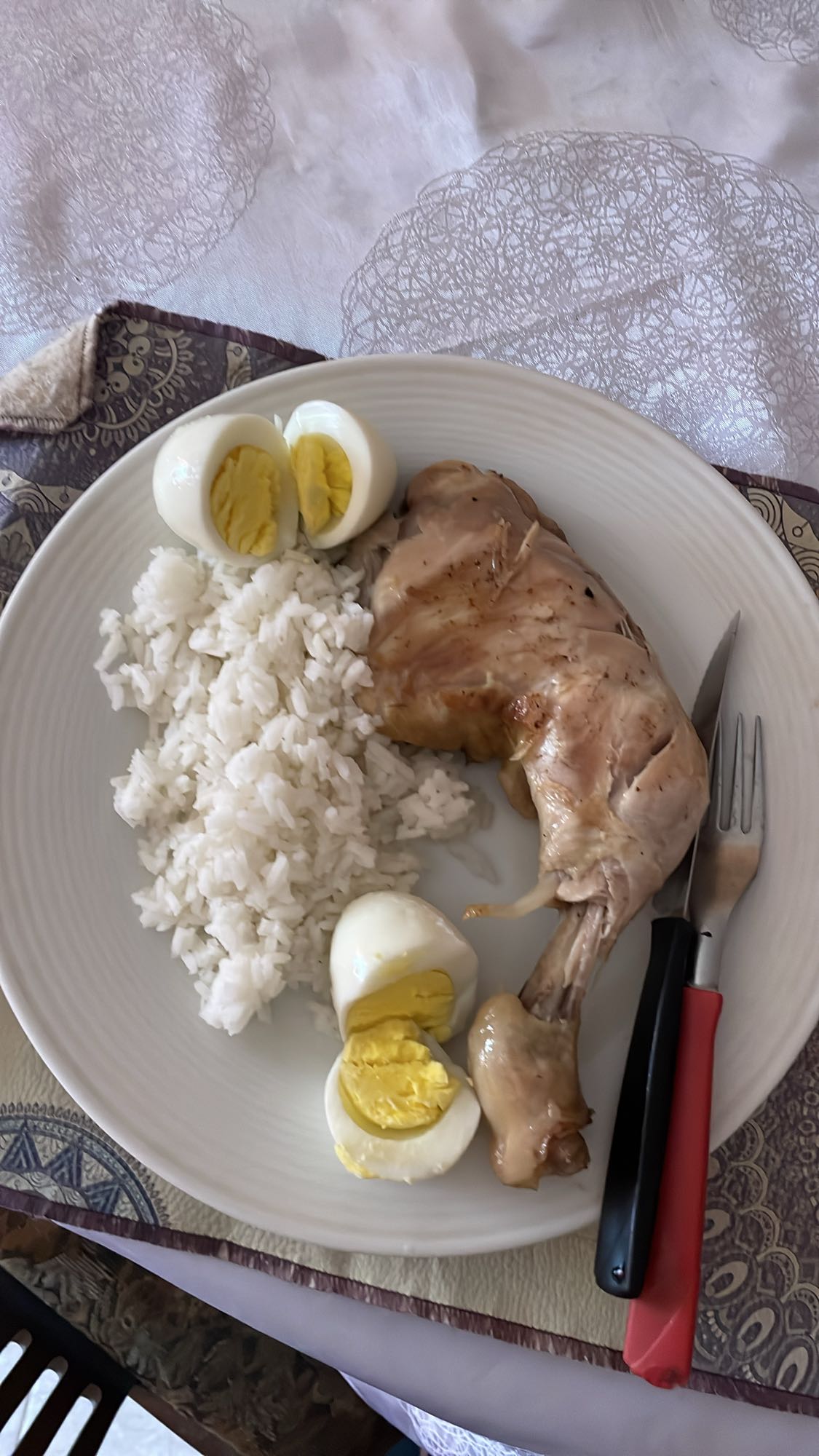 Pata de pollo con arroz y huevos hervidos