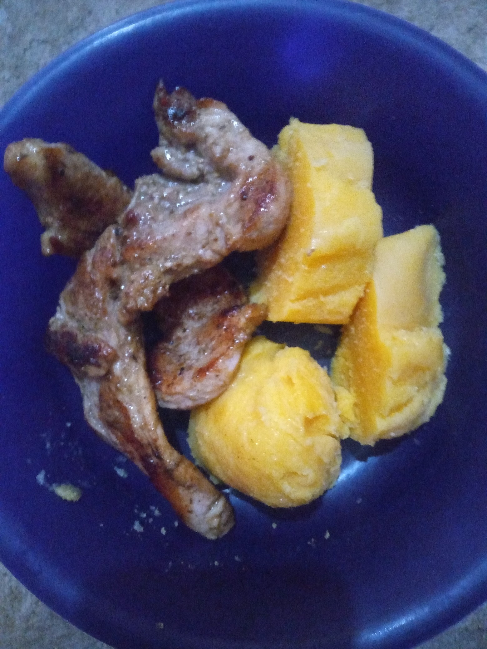 Pollo con yuca cocida