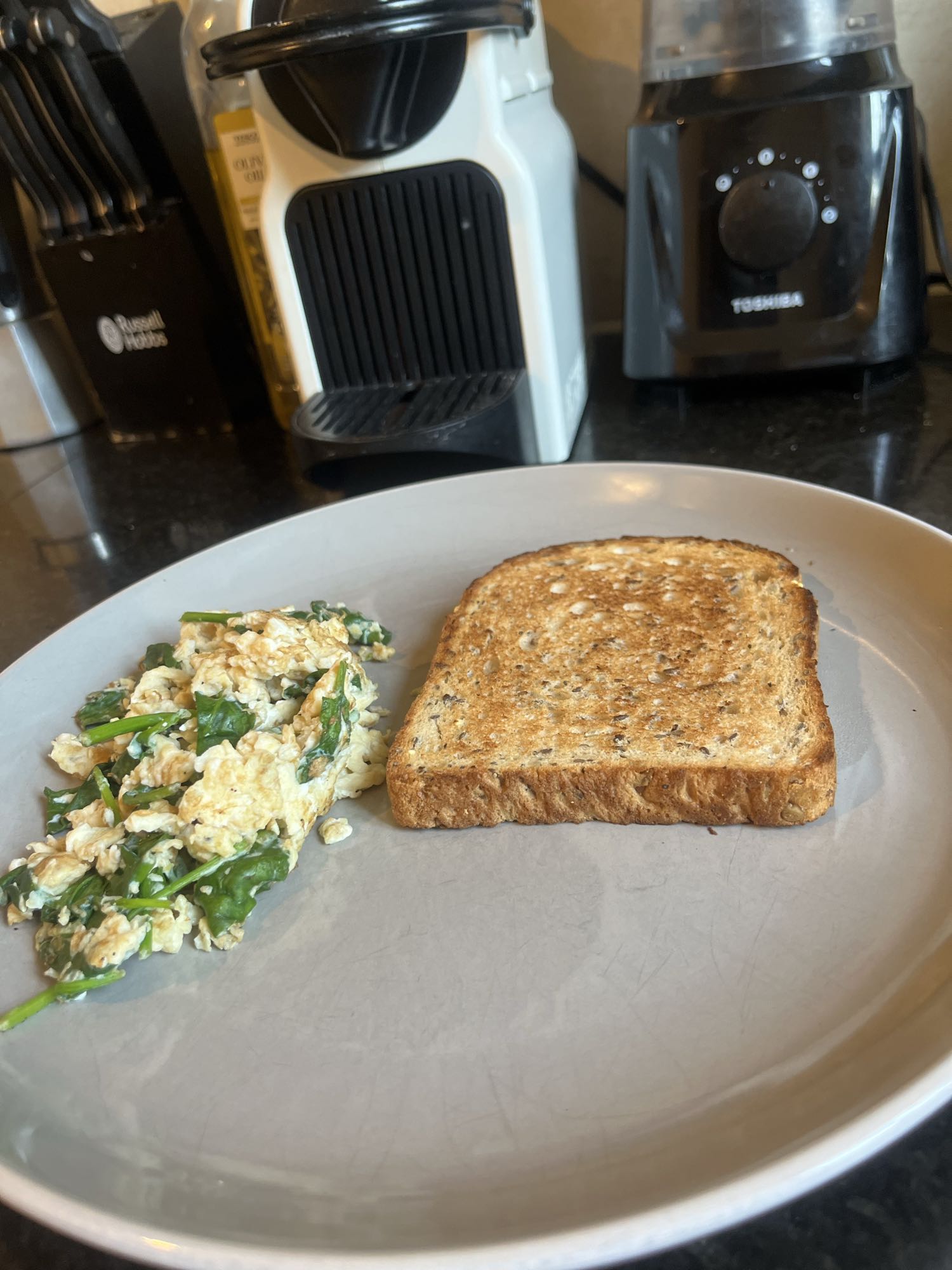 Tostada con huevo y espinaca
