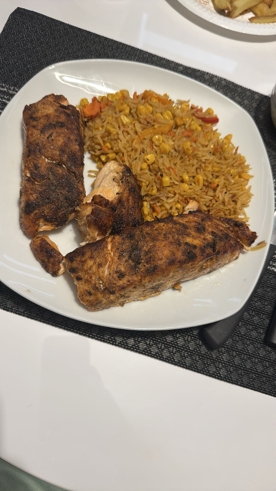 Lachs mit Reis und Mais