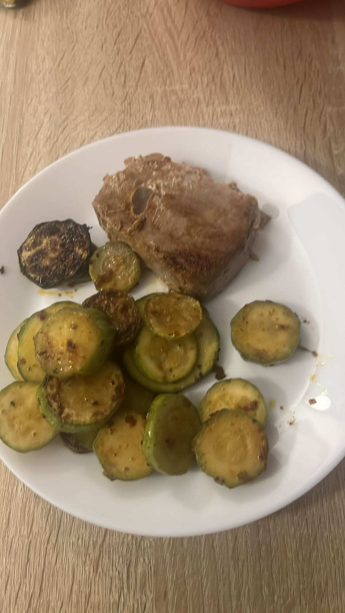 Steak de thon et courgettes