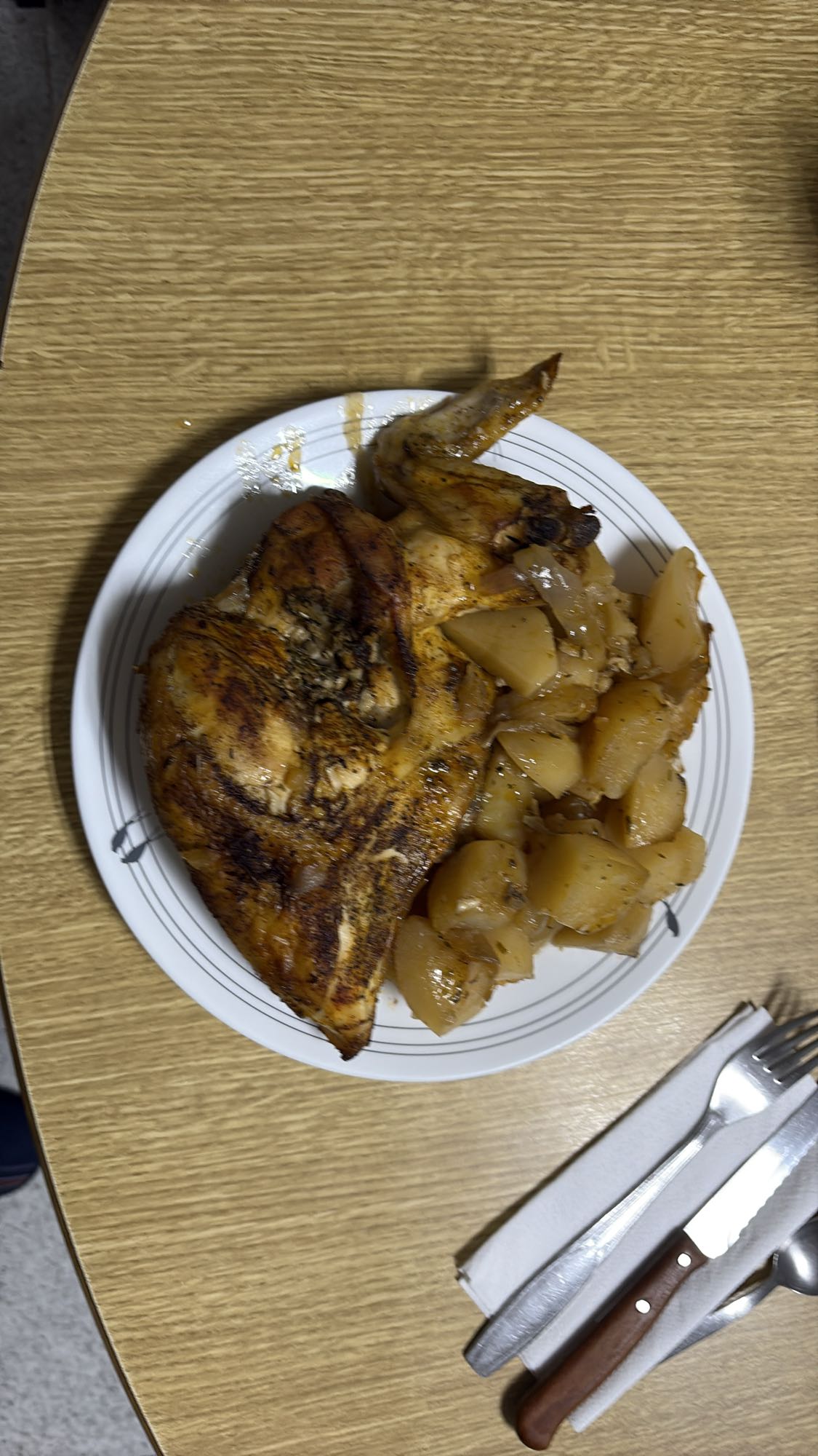 Pollo con patatas y cebolla al horno