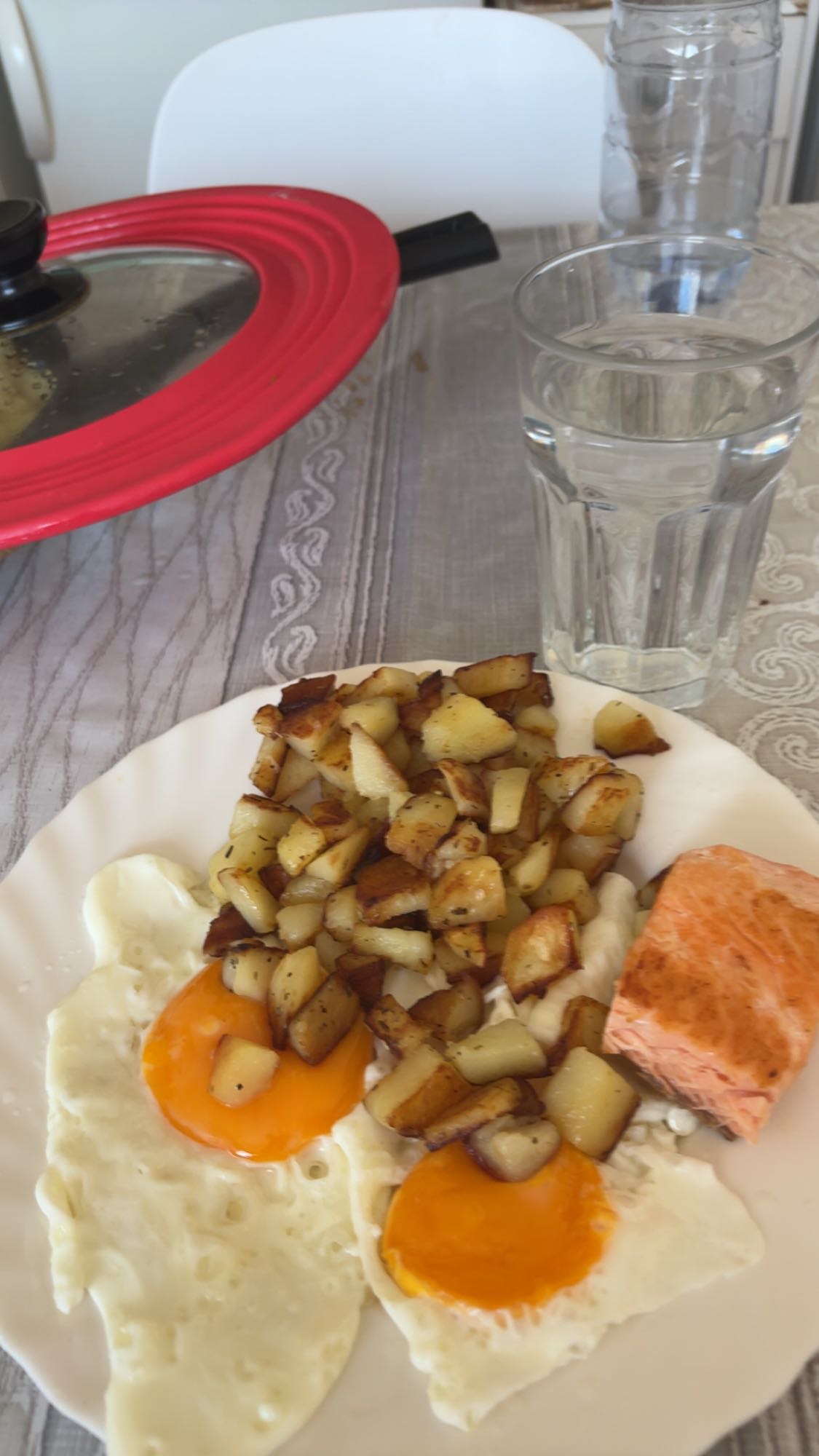 Oeufs, pommes, saumon